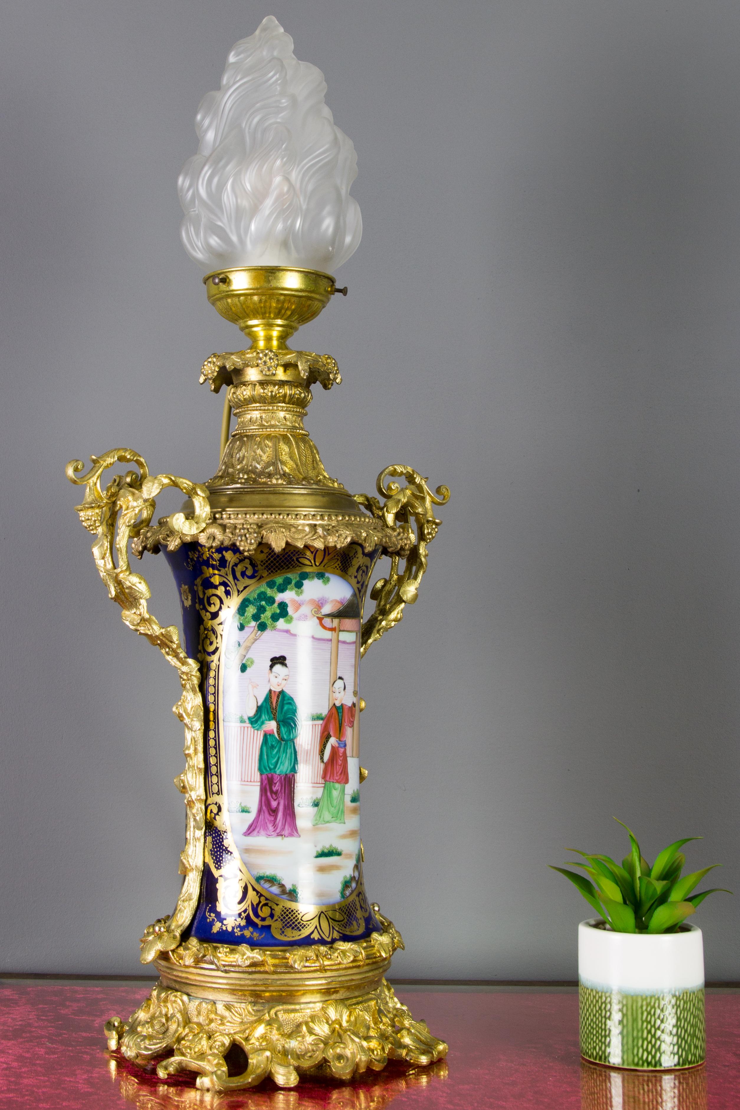 Große französische Tischlampe im Chinoiserie-Stil aus vergoldeter Bronze und handbemaltem Porzellan (Französisch) im Angebot