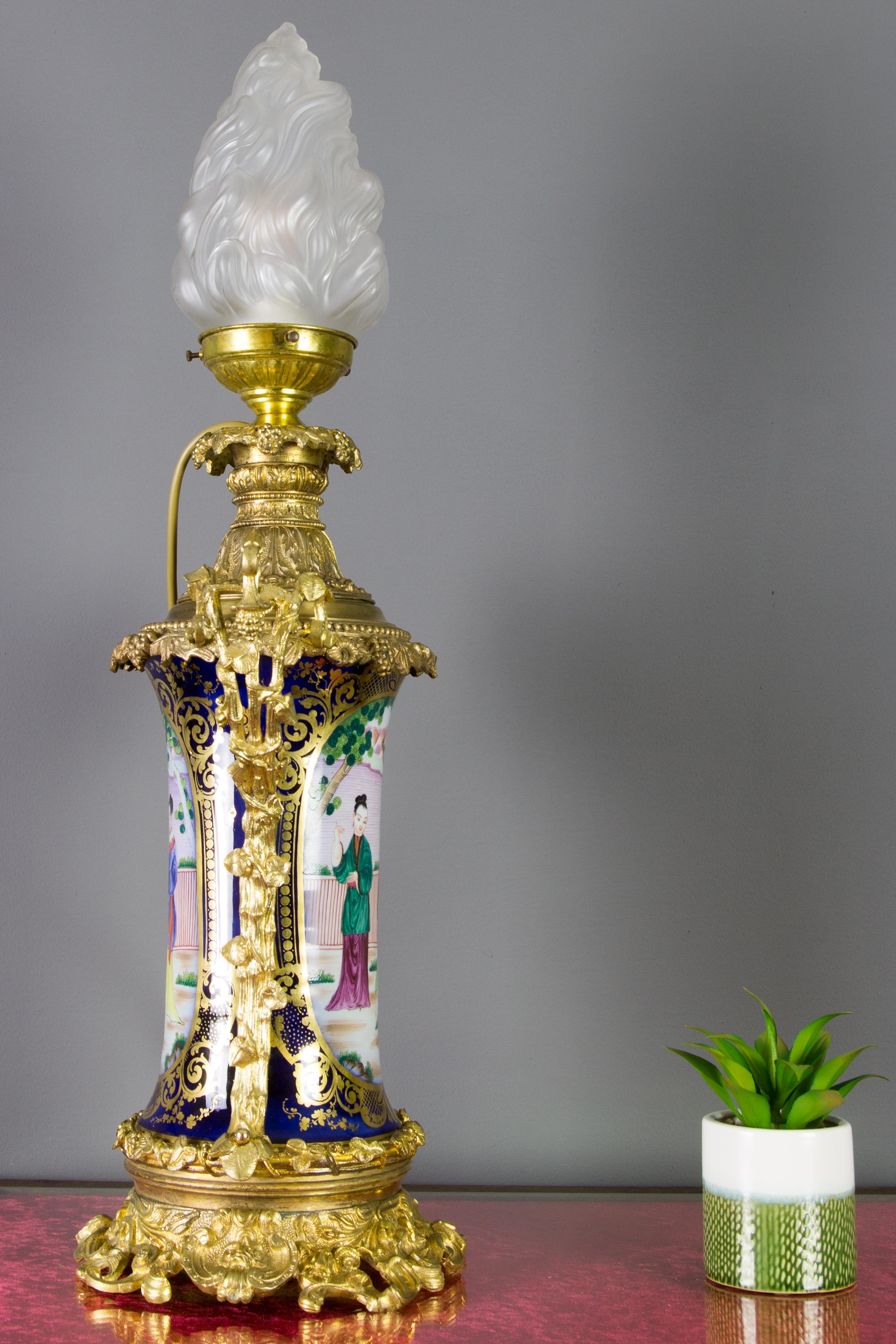 Große französische Tischlampe im Chinoiserie-Stil aus vergoldeter Bronze und handbemaltem Porzellan (Vergoldet) im Angebot