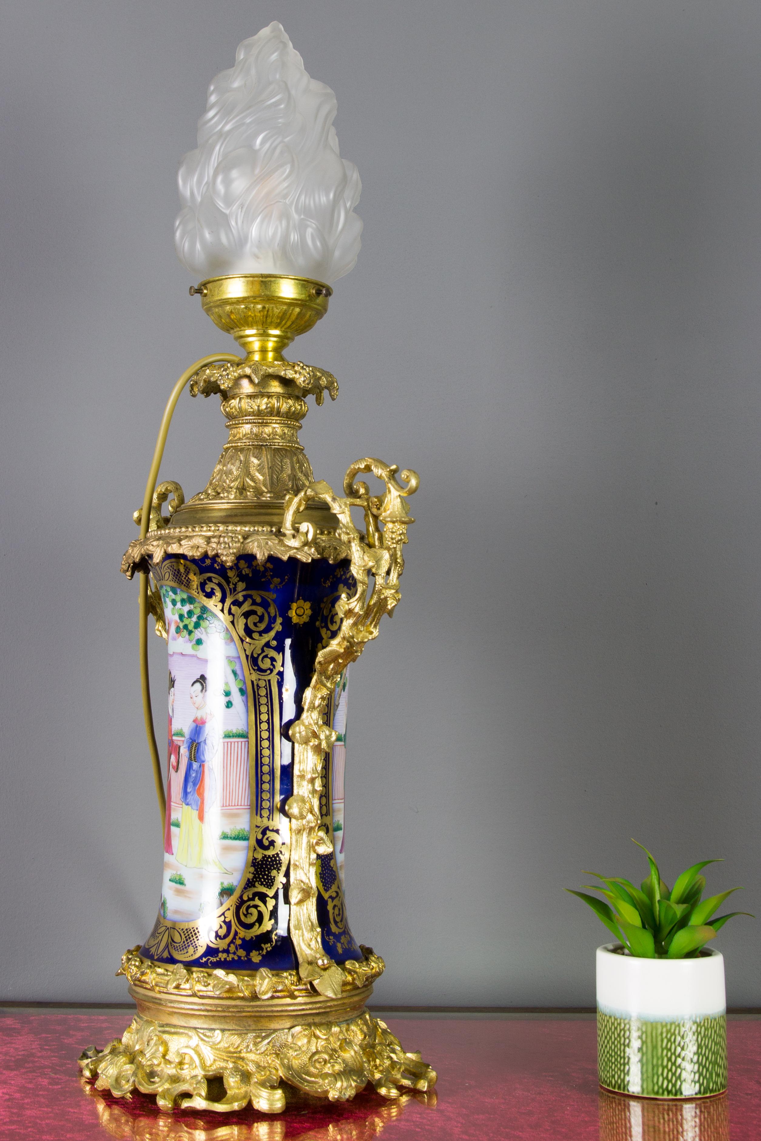 Große französische Tischlampe im Chinoiserie-Stil aus vergoldeter Bronze und handbemaltem Porzellan im Zustand „Gut“ im Angebot in Barntrup, DE