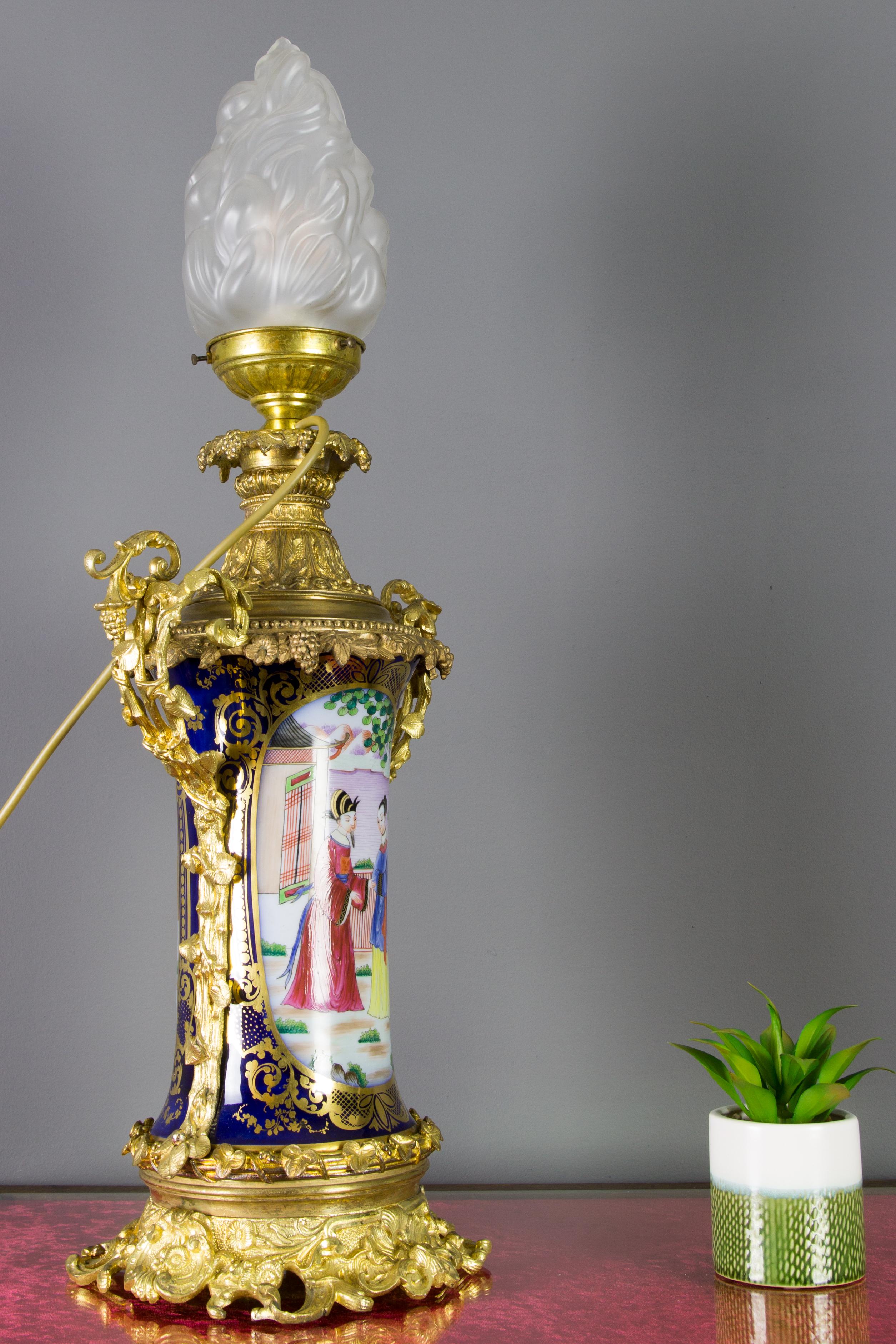 Große französische Tischlampe im Chinoiserie-Stil aus vergoldeter Bronze und handbemaltem Porzellan im Angebot 1