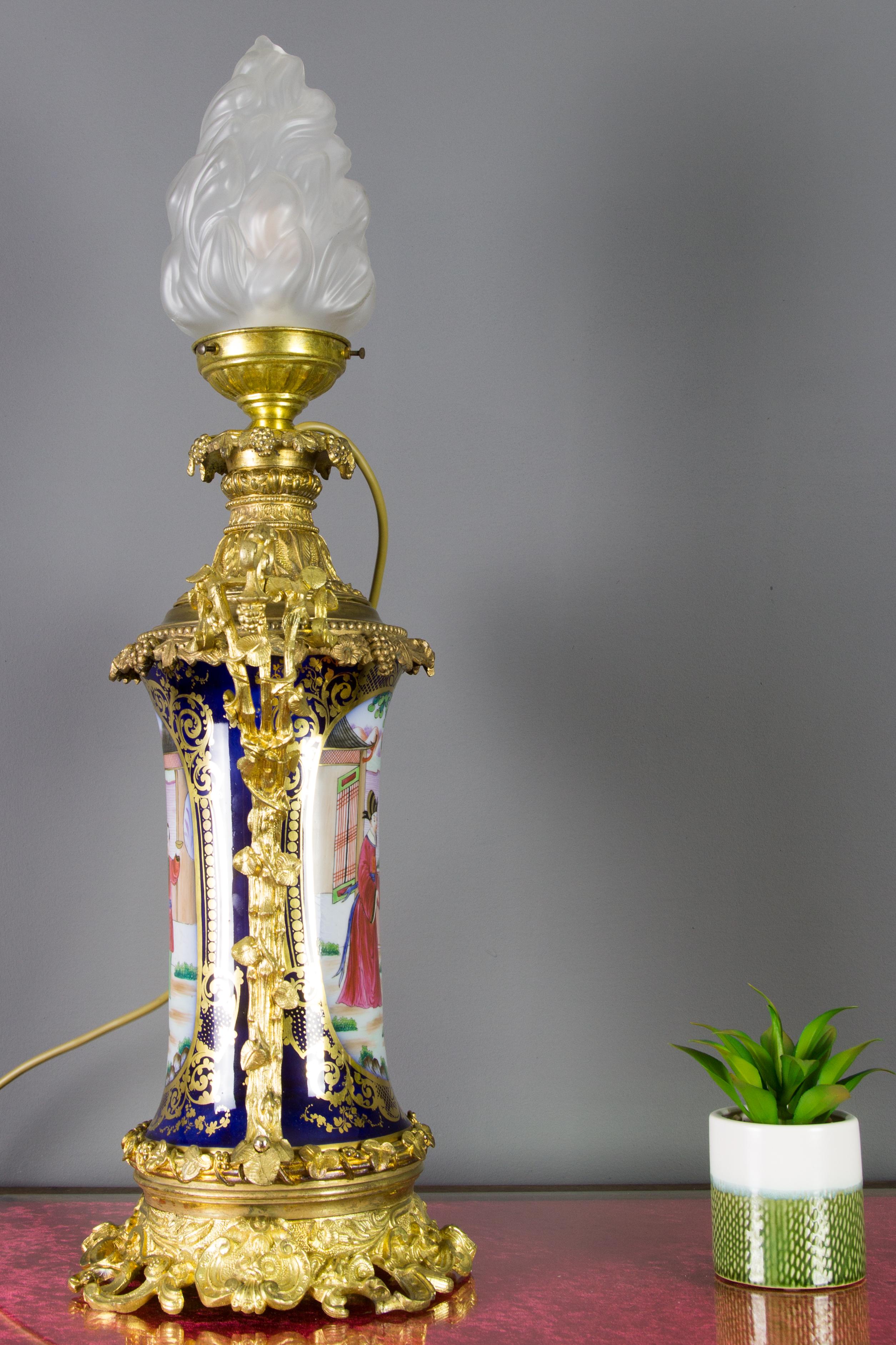 Große französische Tischlampe im Chinoiserie-Stil aus vergoldeter Bronze und handbemaltem Porzellan im Angebot 2