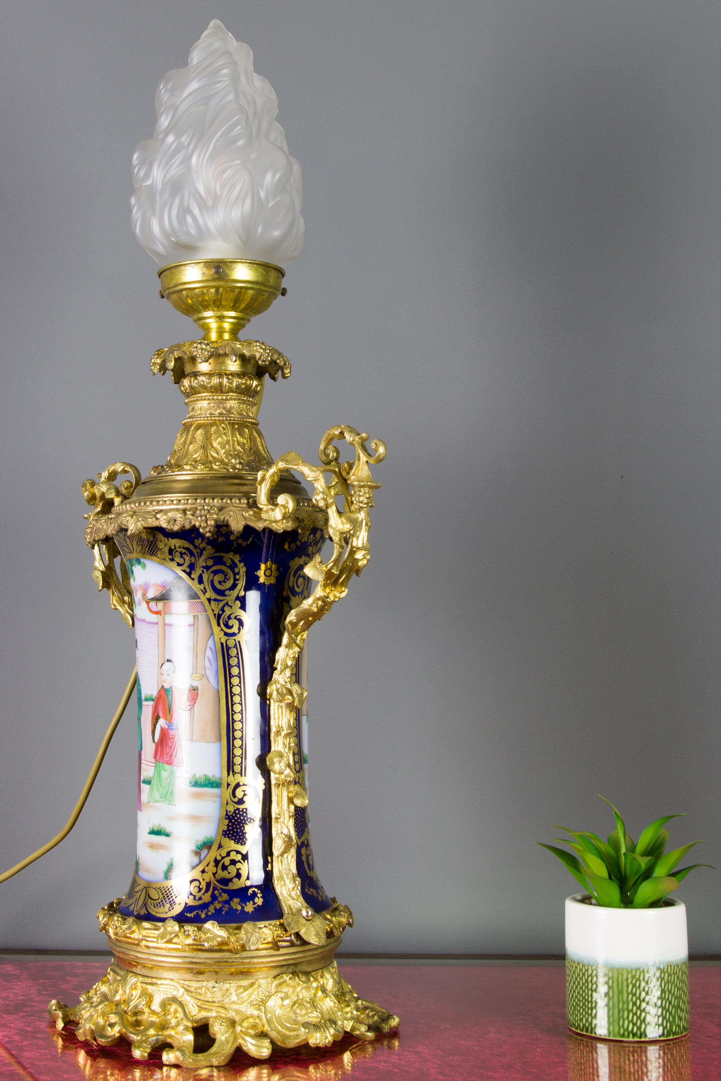 Große französische Tischlampe im Chinoiserie-Stil aus vergoldeter Bronze und handbemaltem Porzellan im Angebot 3