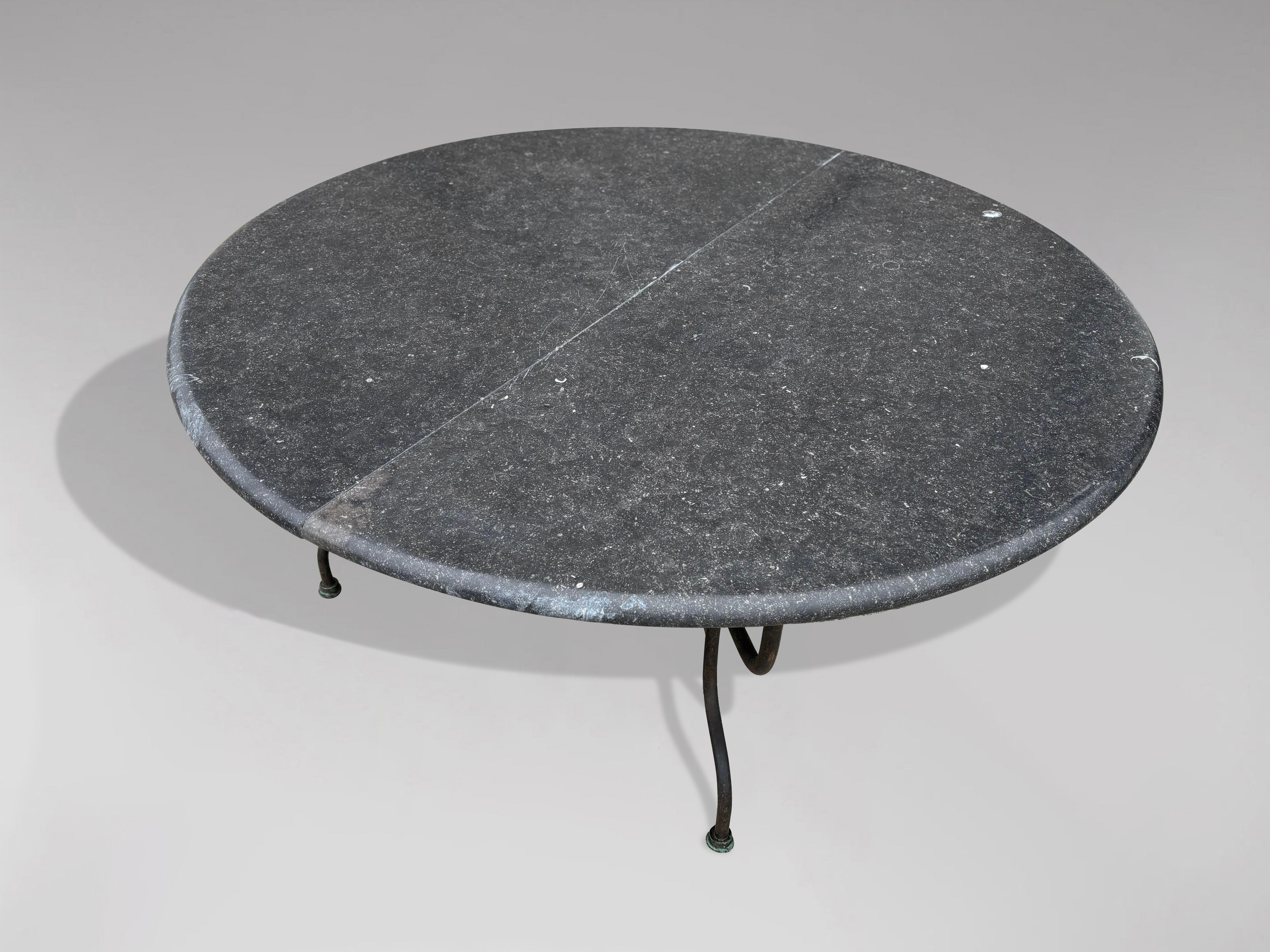 Fait main Grande table à manger de jardin de style circulaire français avec plateau en granit en vente