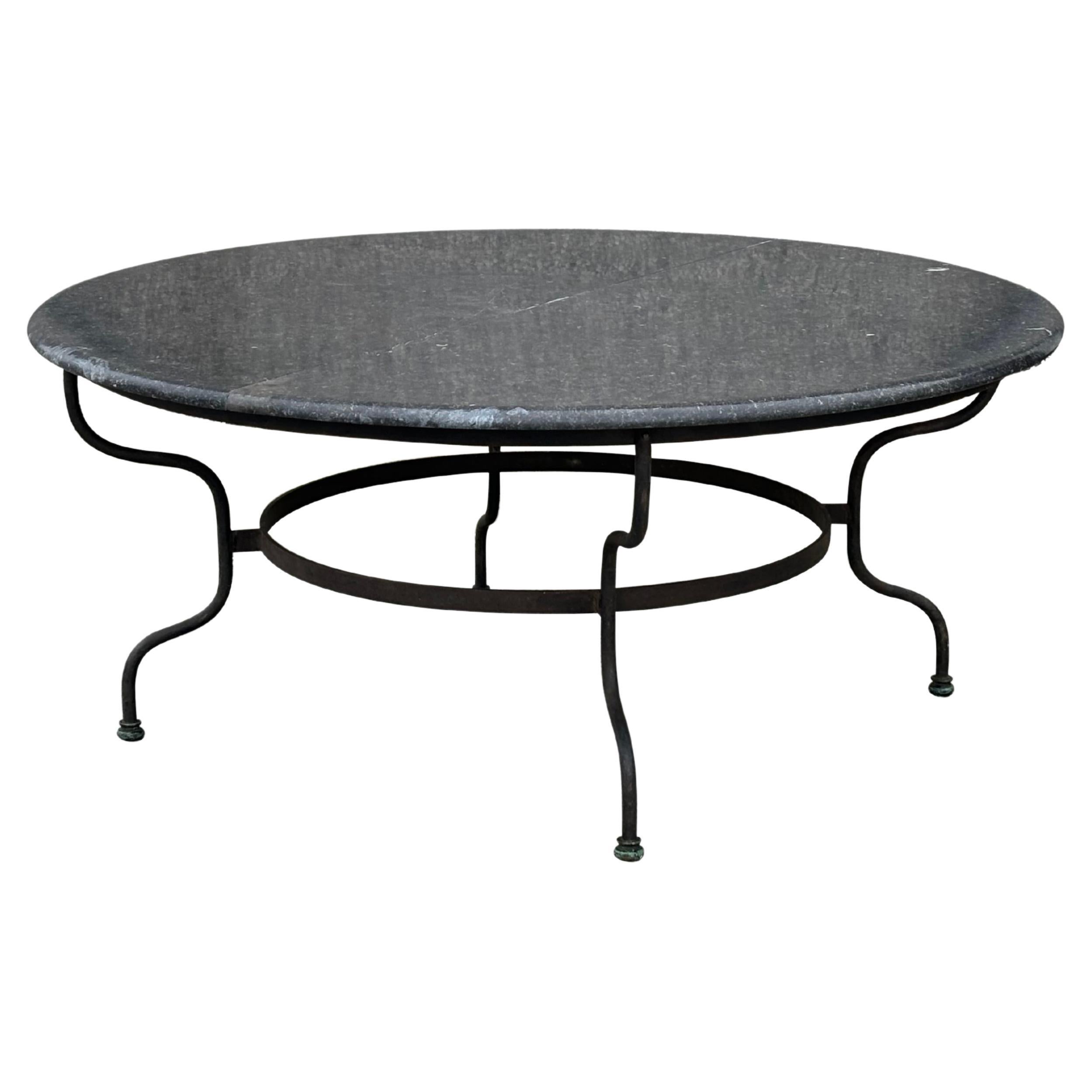 Grande table à manger de jardin de style circulaire français avec plateau en granit