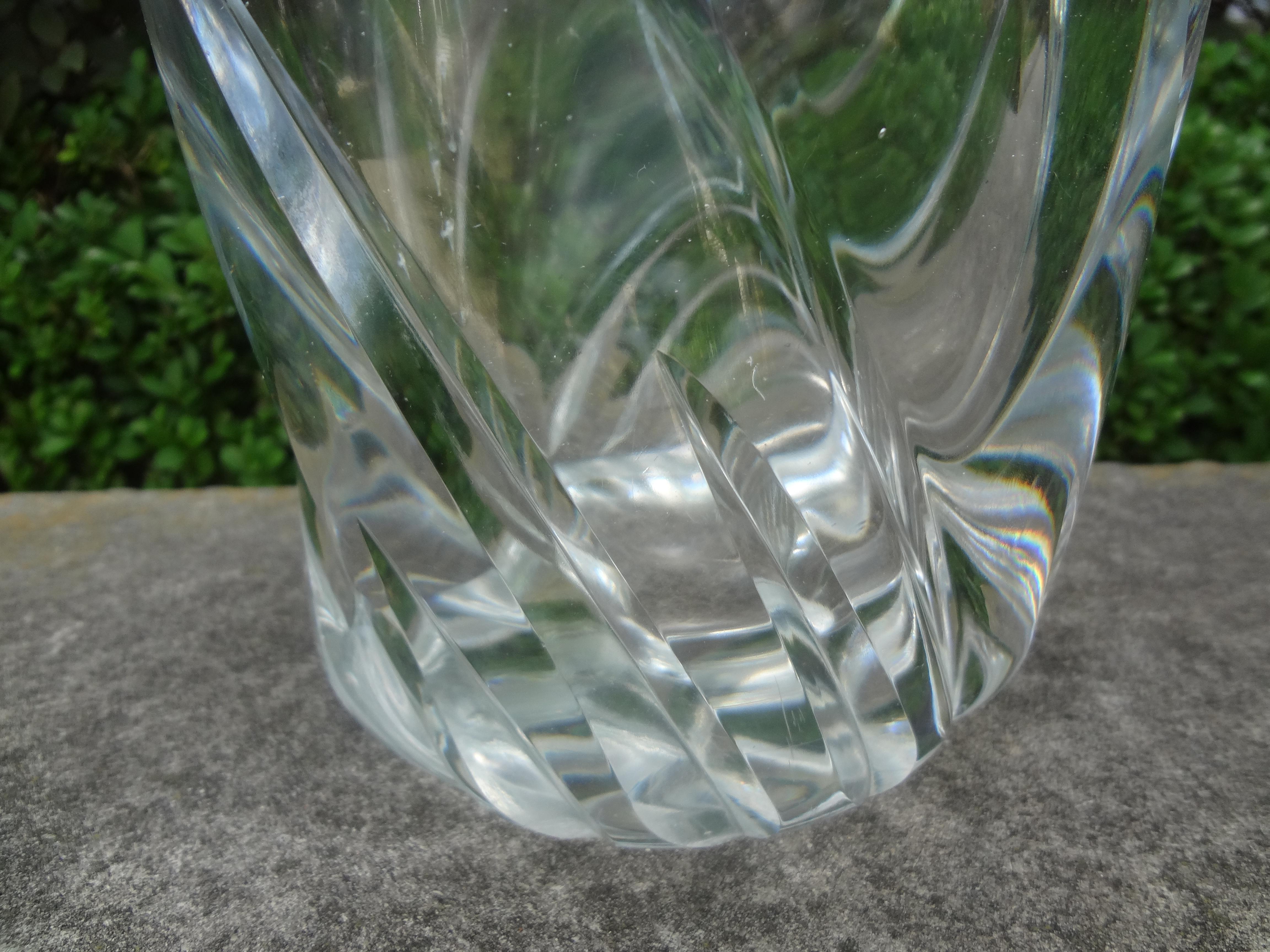Wunderschöne große Vase aus klarem französischen Kristall von Daum, ca. 1945-1950.
Unsere großformatige schimmernde Kristallvase mit breiter Öffnung verjüngt sich zum Boden hin und trägt die geätzte Signatur 