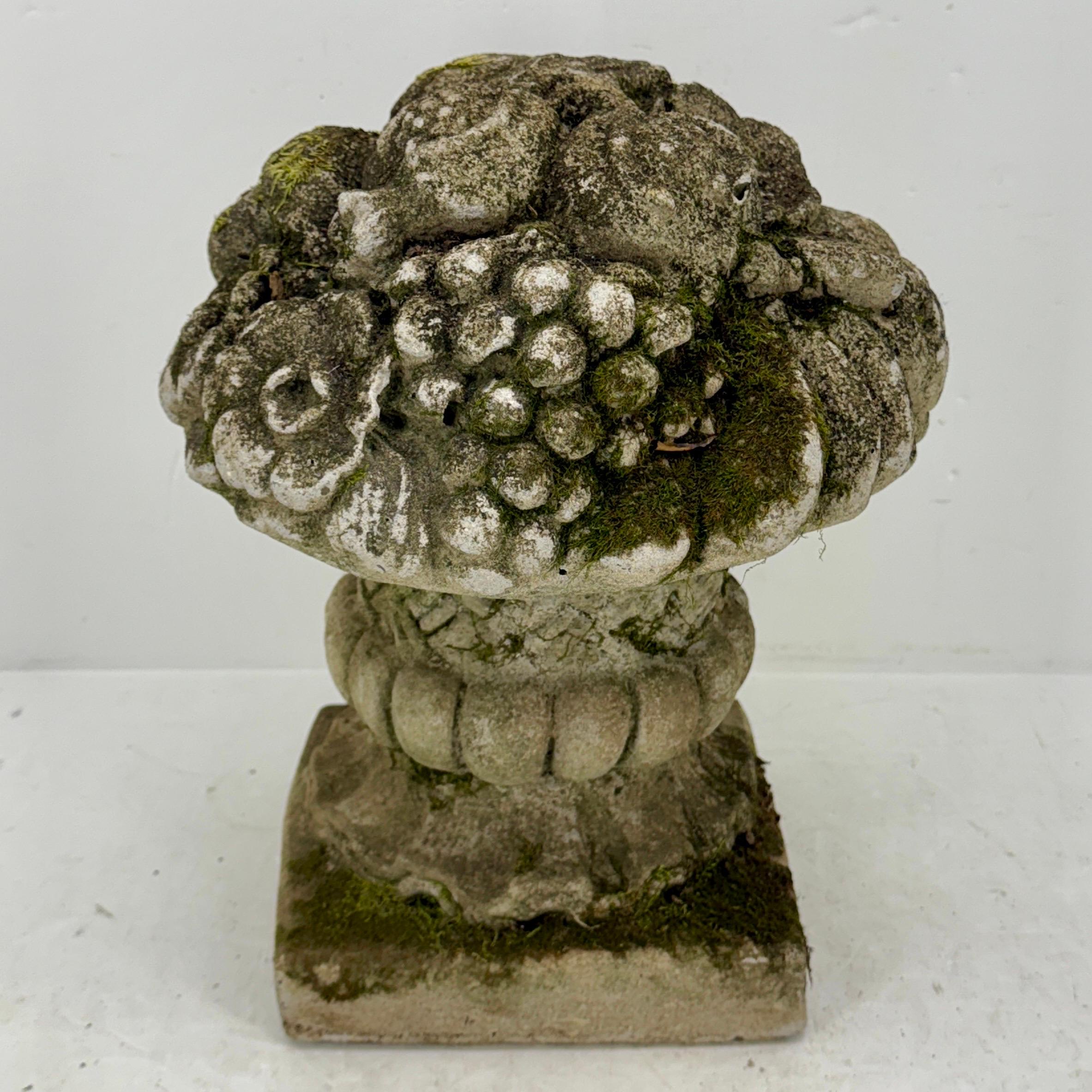Encantador Topiario Vintage de Jardín con Flores, Francia años 60  Escultura floral bellamente envejecida con musgo de la década de 1960. Pieza perfecta para interior o exterior. Sin duda, sería un fantástico centro de mesa en una consola o mesa de