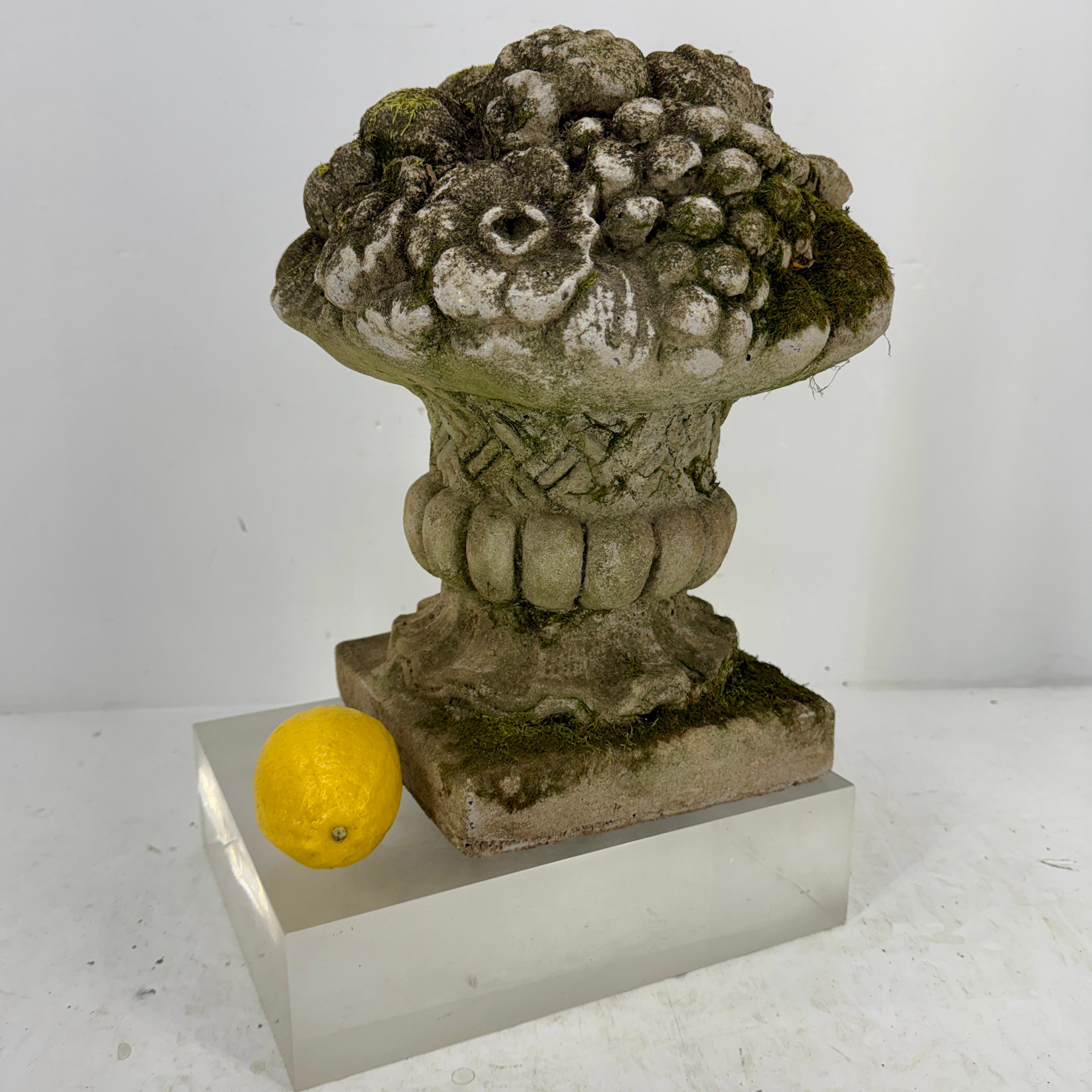 Charmant topiaire de jardin vintage avec fleurs, 1960's France  Sculpture de fleurs magnifiquement vieillie avec de la mousse, datant des années 1960. Pièce parfaite pour l'intérieur ou l'extérieur. Il est certain qu'il ferait une pièce maîtresse