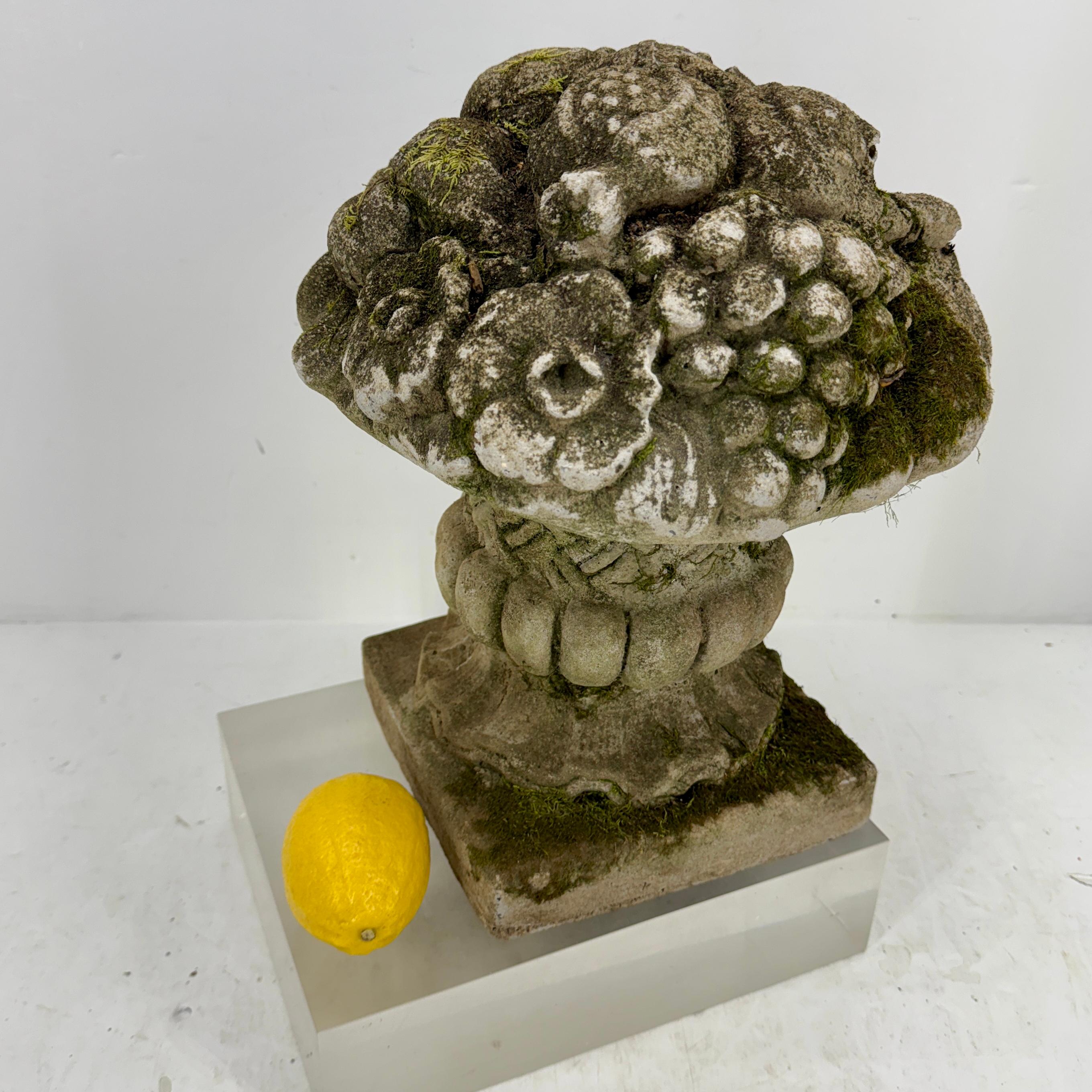 Français Grand topiaire de jardin en béton français avec fleurs en vente