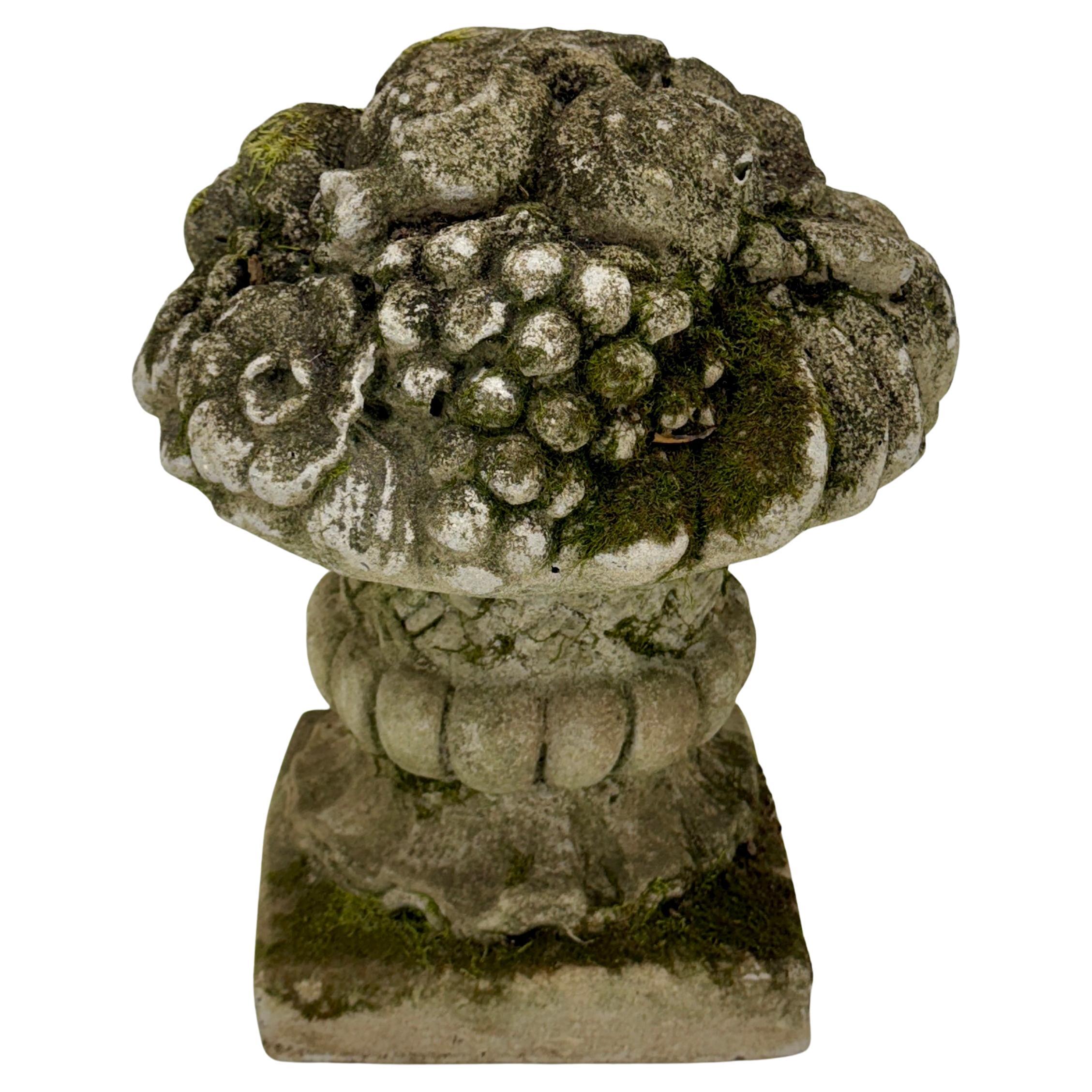 Grand topiaire de jardin en béton français avec fleurs en vente