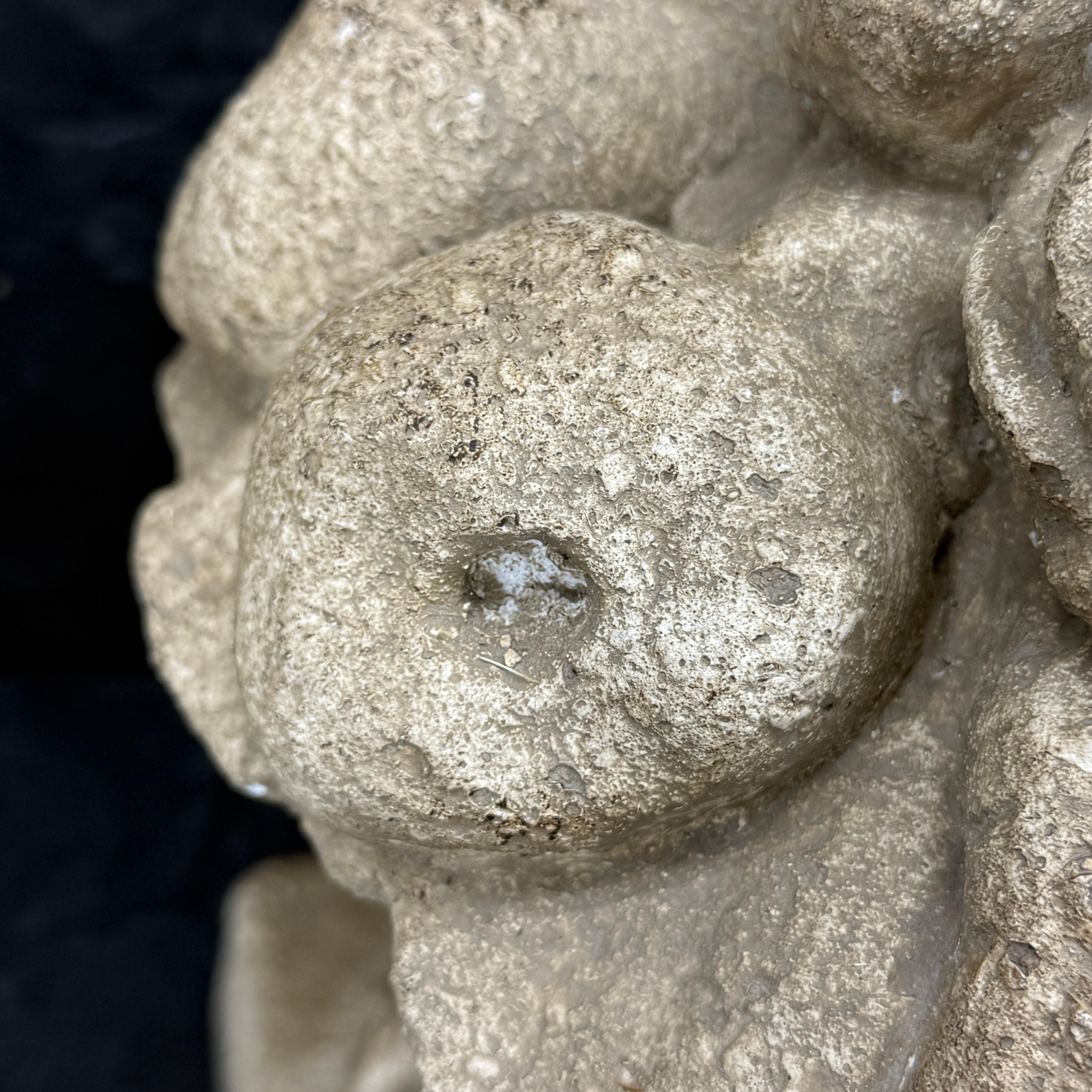 Topiario da giardino in calcestruzzo francese di grandi dimensioni con frutti in vendita 2