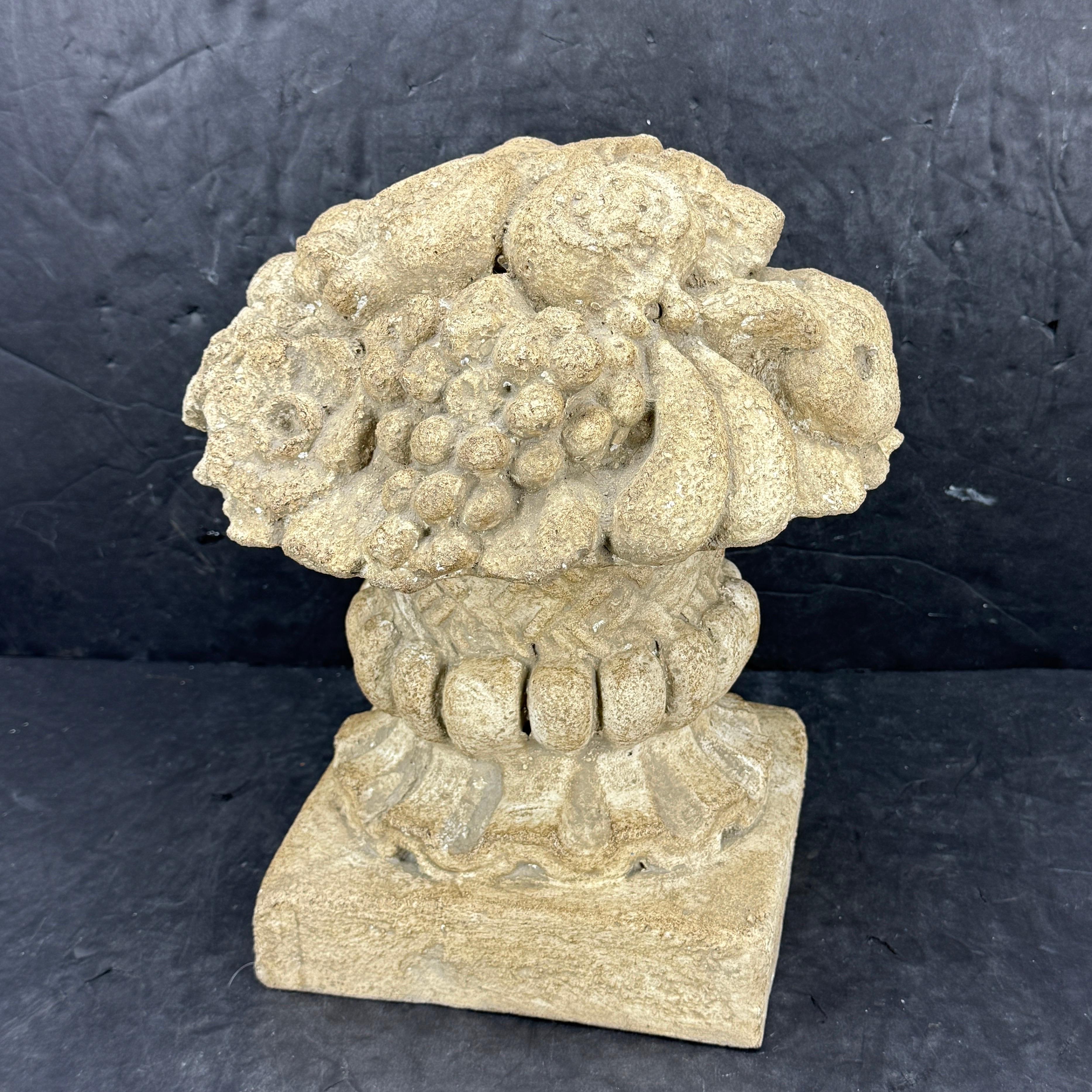 Topiario da giardino in calcestruzzo francese di grandi dimensioni con frutti in vendita 3