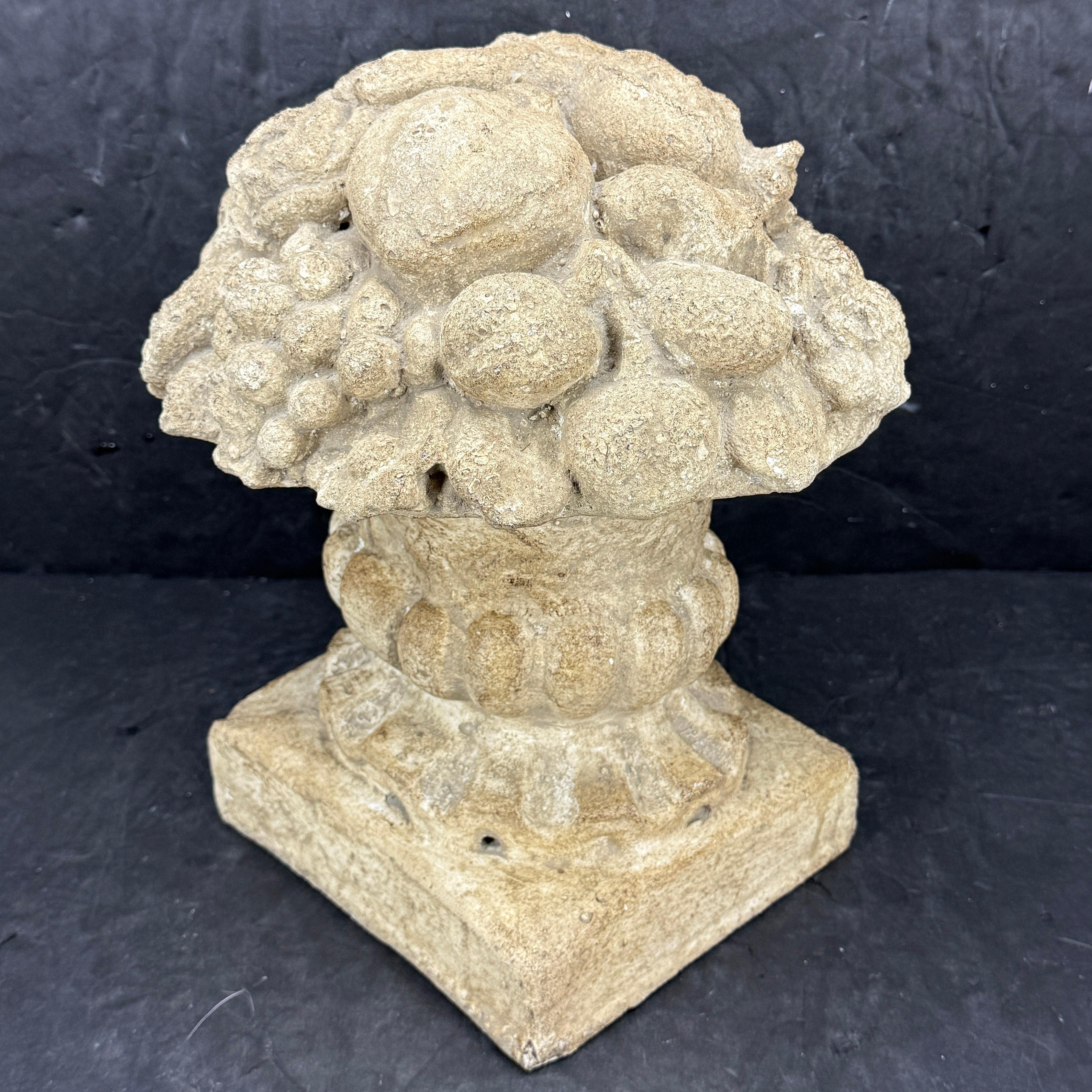 Topiario da giardino in calcestruzzo francese di grandi dimensioni con frutti in vendita 4