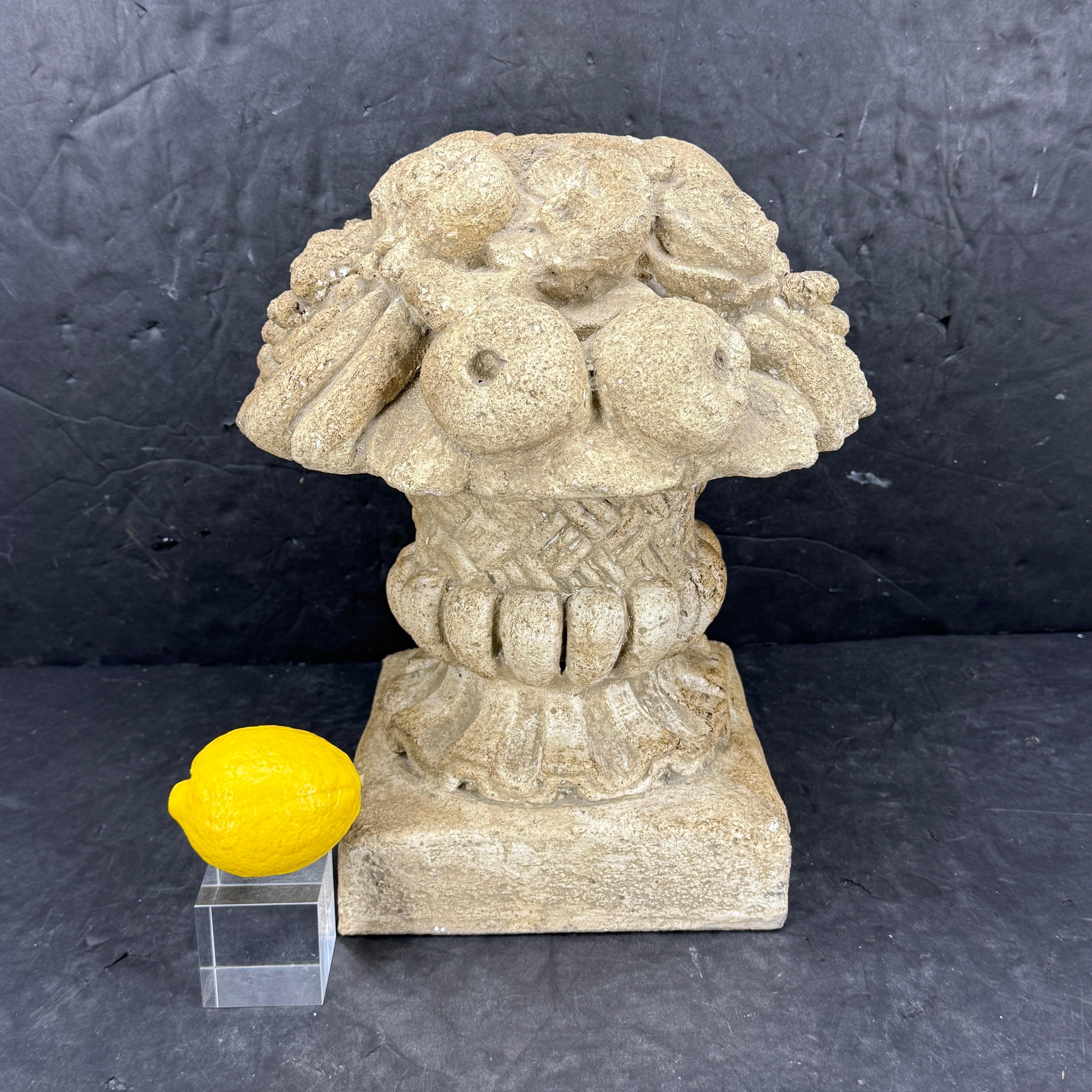 Impressionante topiario da giardino vintage di grandi dimensioni con frutti come melograni e uva, per citarne alcuni. Scultura splendidamente invecchiata per interni o esterni. Sarebbe sicuramente un fantastico centrotavola su una consolle o un