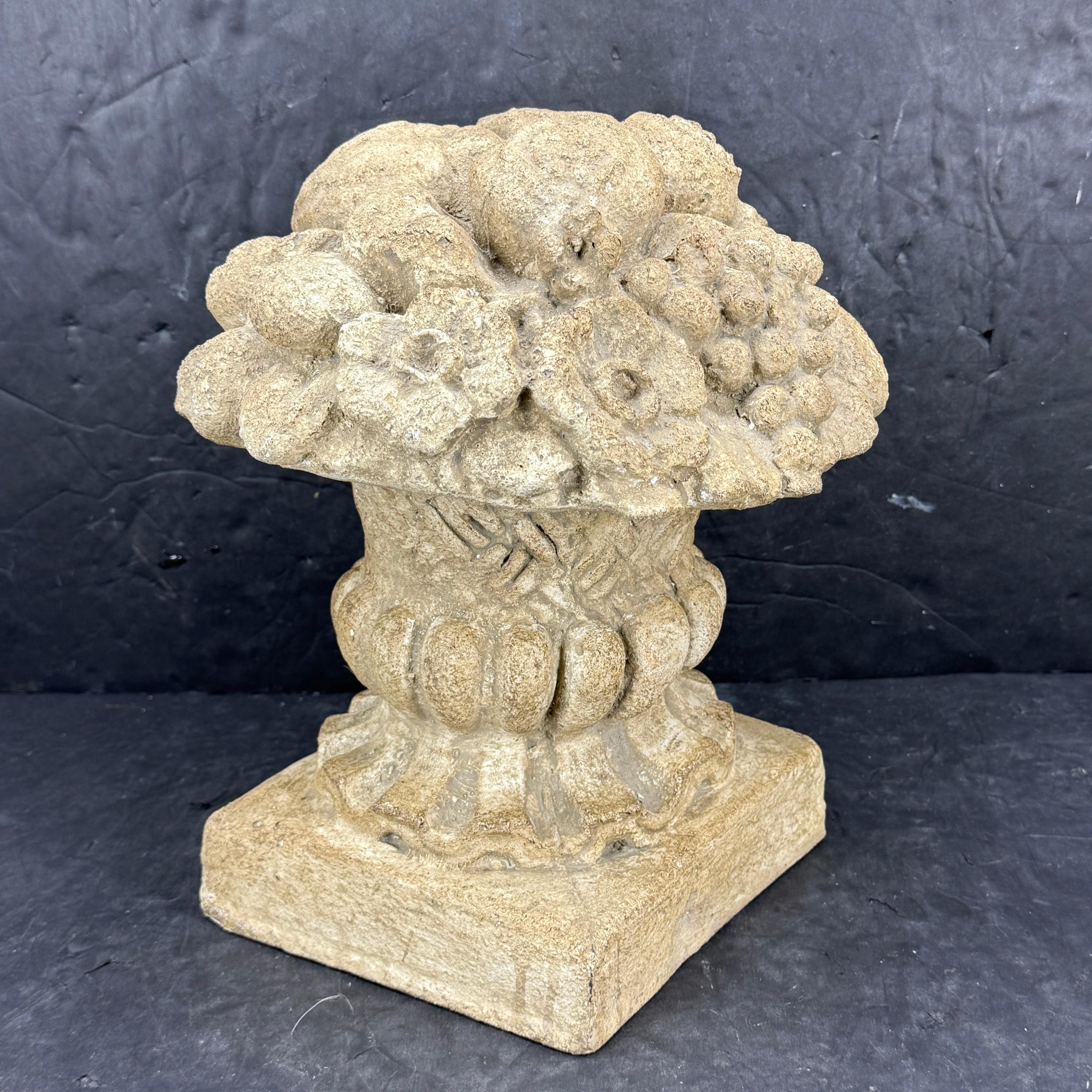 Stile provenzale Topiario da giardino in calcestruzzo francese di grandi dimensioni con frutti in vendita