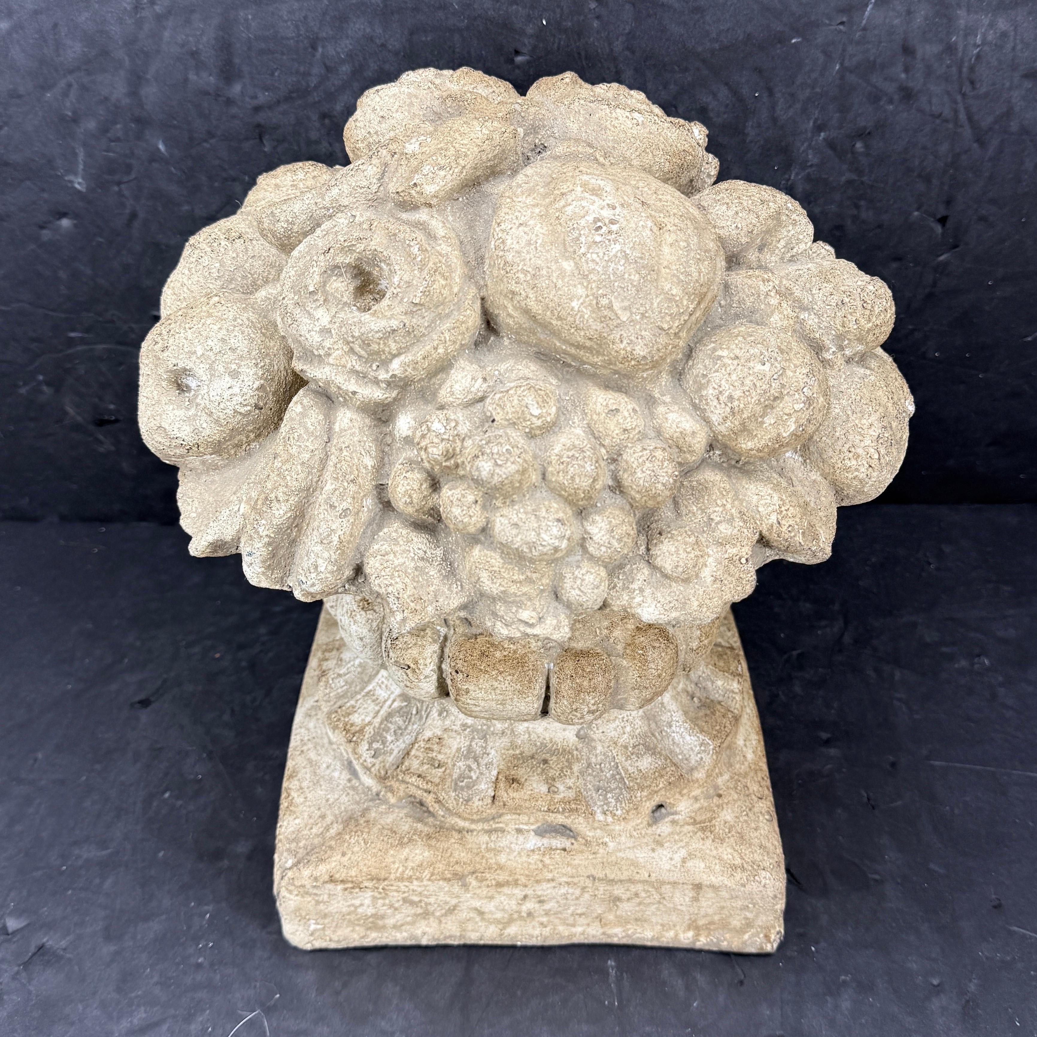 Europeo Topiario da giardino in calcestruzzo francese di grandi dimensioni con frutti in vendita