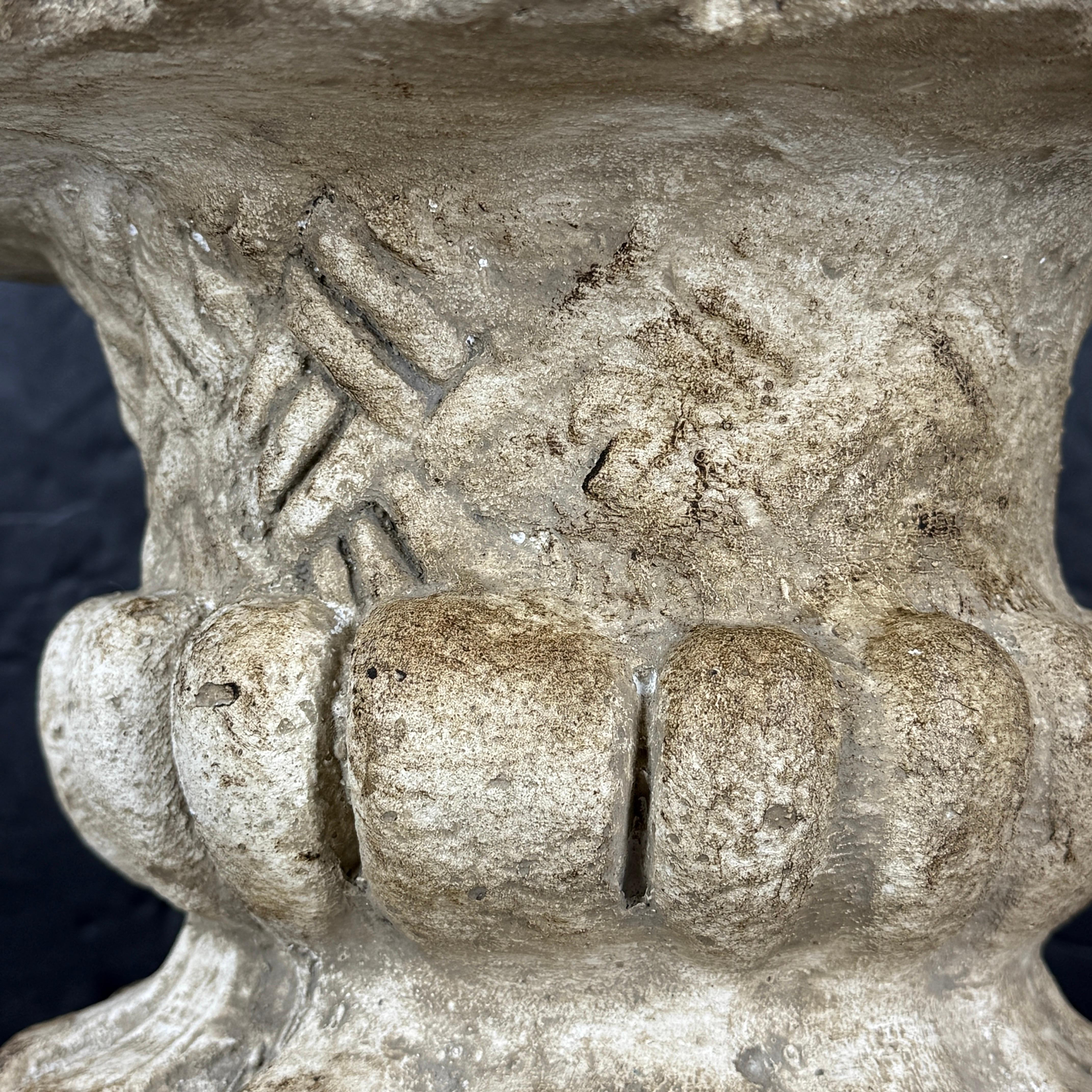 Fatto a mano Topiario da giardino in calcestruzzo francese di grandi dimensioni con frutti in vendita