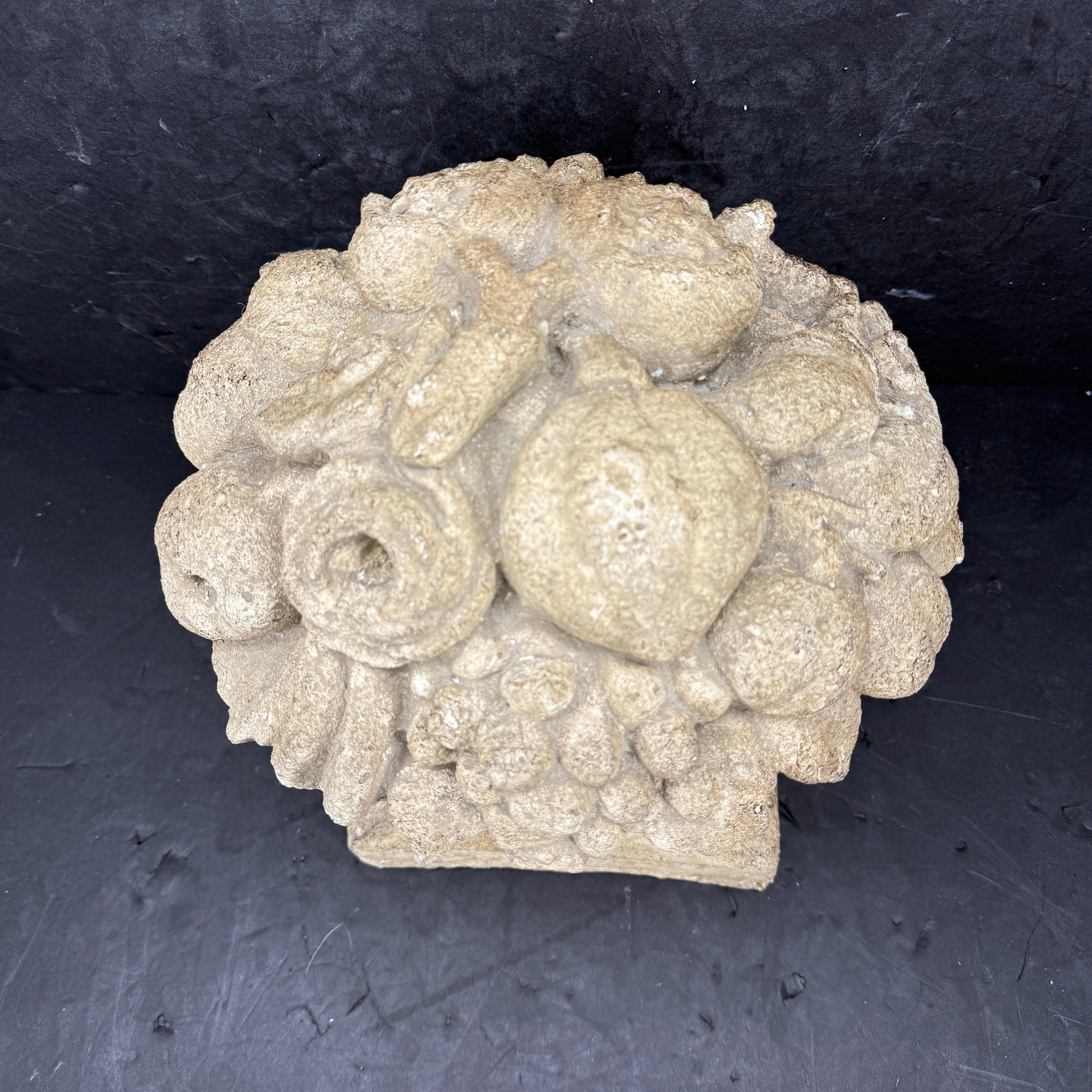 XX secolo Topiario da giardino in calcestruzzo francese di grandi dimensioni con frutti in vendita