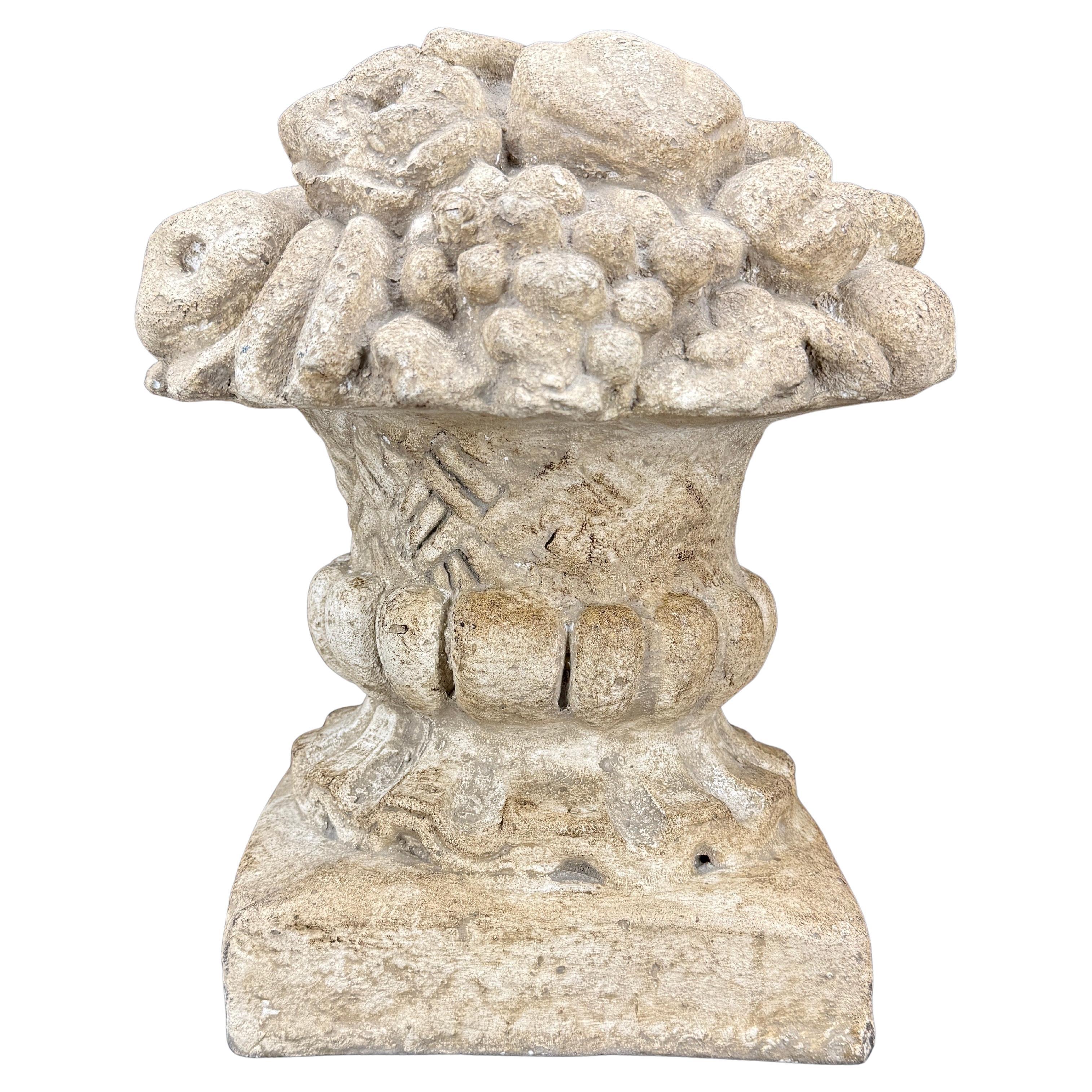 Topiario da giardino in calcestruzzo francese di grandi dimensioni con frutti in vendita