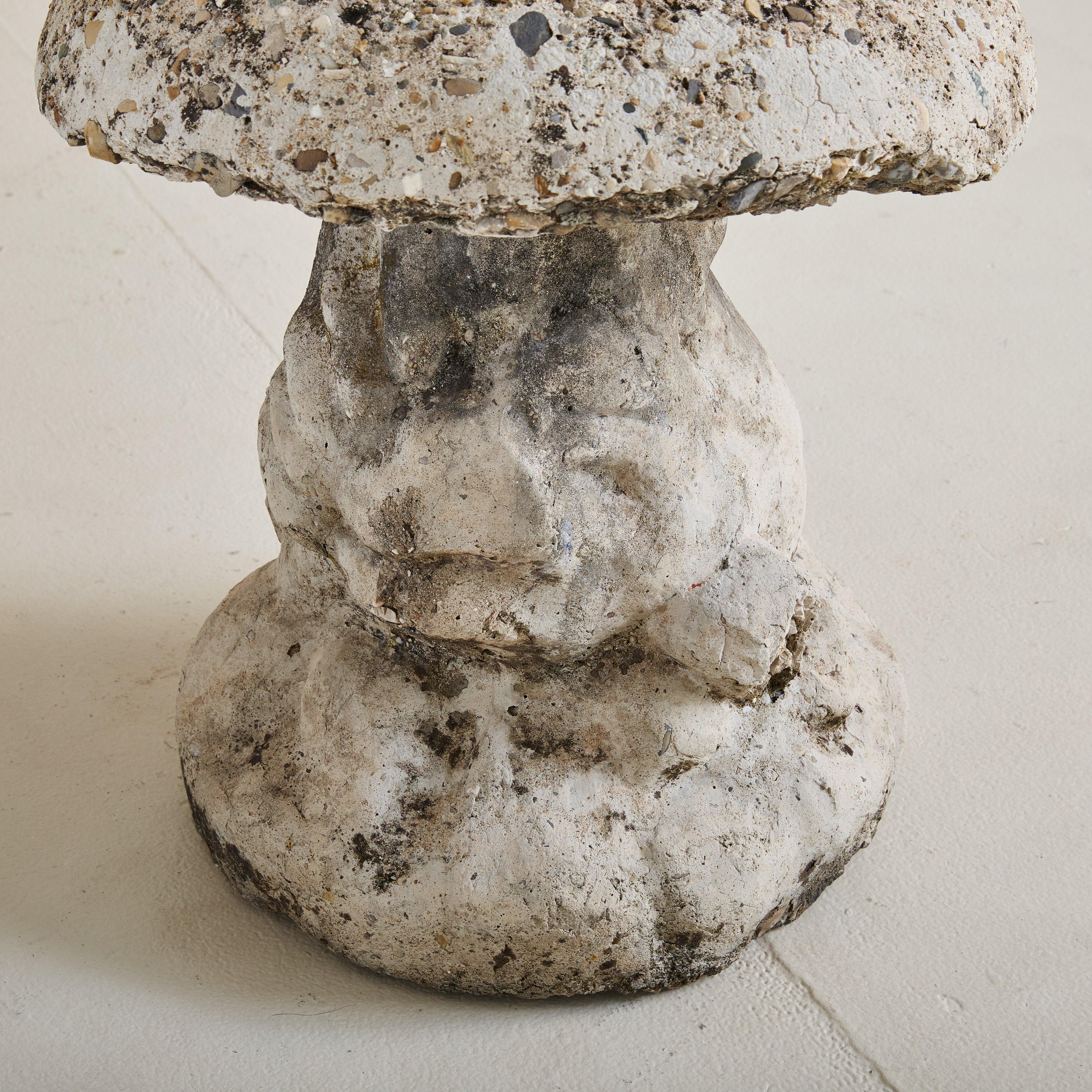 Uno sgabello o una scultura da giardino francese a forma di fungo degli anni '60, proveniente dal sud della Francia. Questa decorazione da giardino può essere utilizzata sia all'interno che all'esterno; è giocosa, stravagante e ha resistito alla
