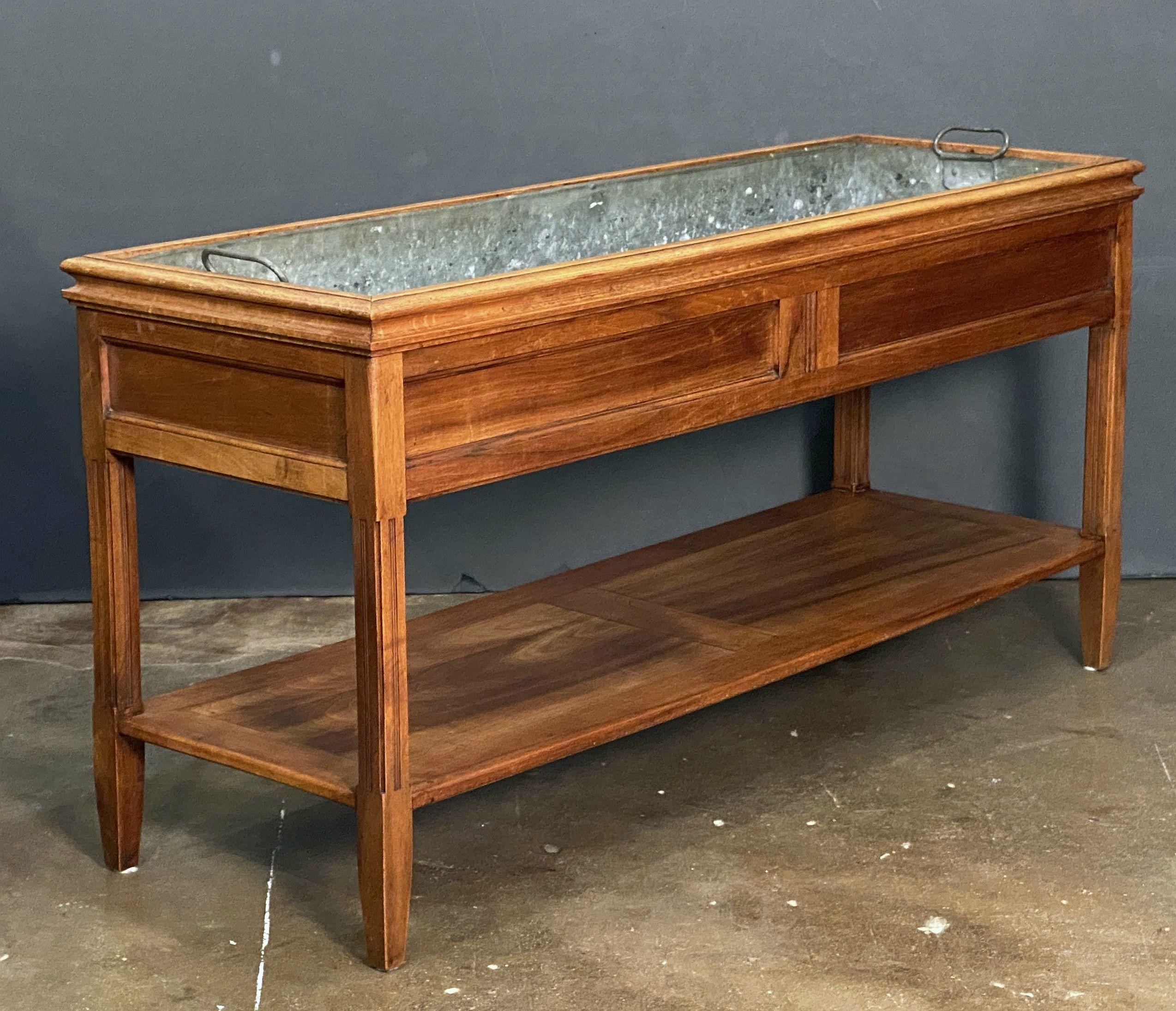 Console de jardinière en merisier avec revêtement métallique d'origine, composée d'un cadre rectangulaire à deux niveaux avec bord mouluré, d'un plateau à panneaux contenant un bac métallique amovible avec des poignées en anneau opposées, d'une base