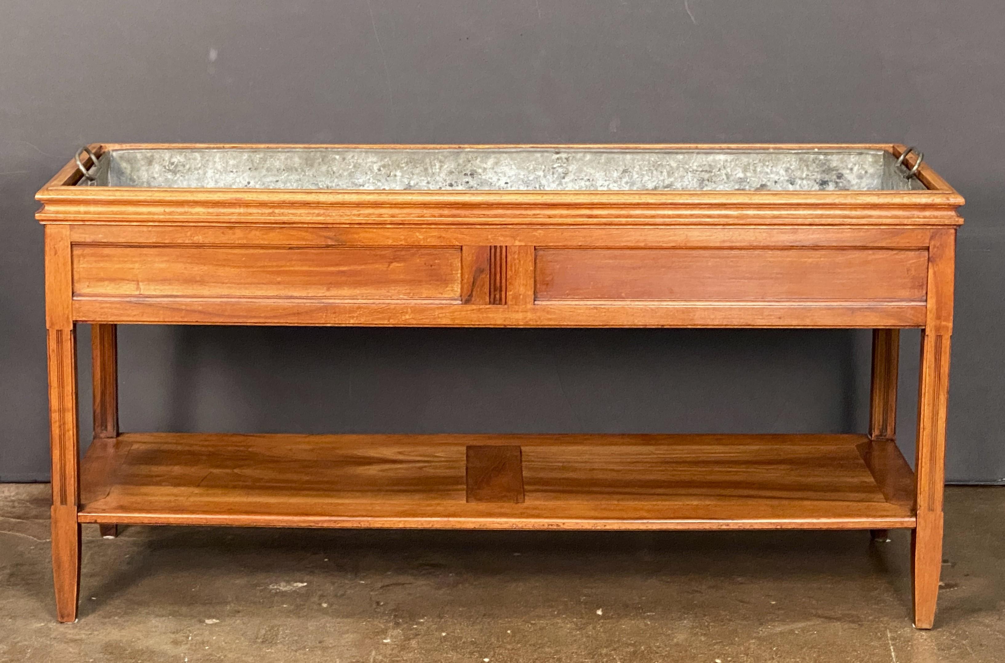 Grande table console ou jardinière en merisier avec revêtement en métal Bon état - En vente à Austin, TX