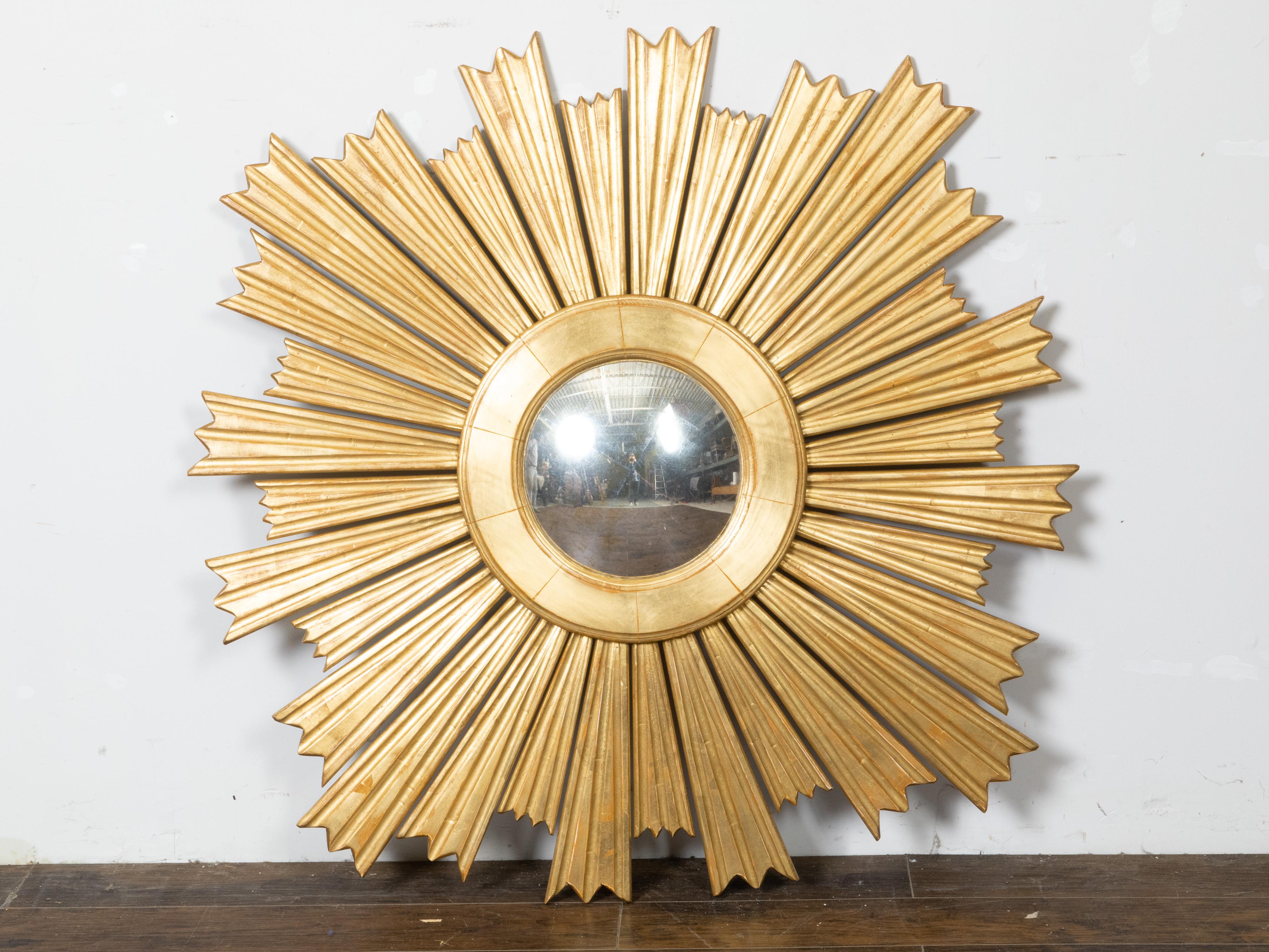 Ein großer zeitgenössischer französischer Spiegel aus vergoldetem Holz mit konvexem Sonnenschliff aus dem 21. Jahrhundert mit leicht unterschiedlich großen Strahlen und geformtem Innenrahmen. Dieser große Spiegel mit Sonnenschliff, der im 21.