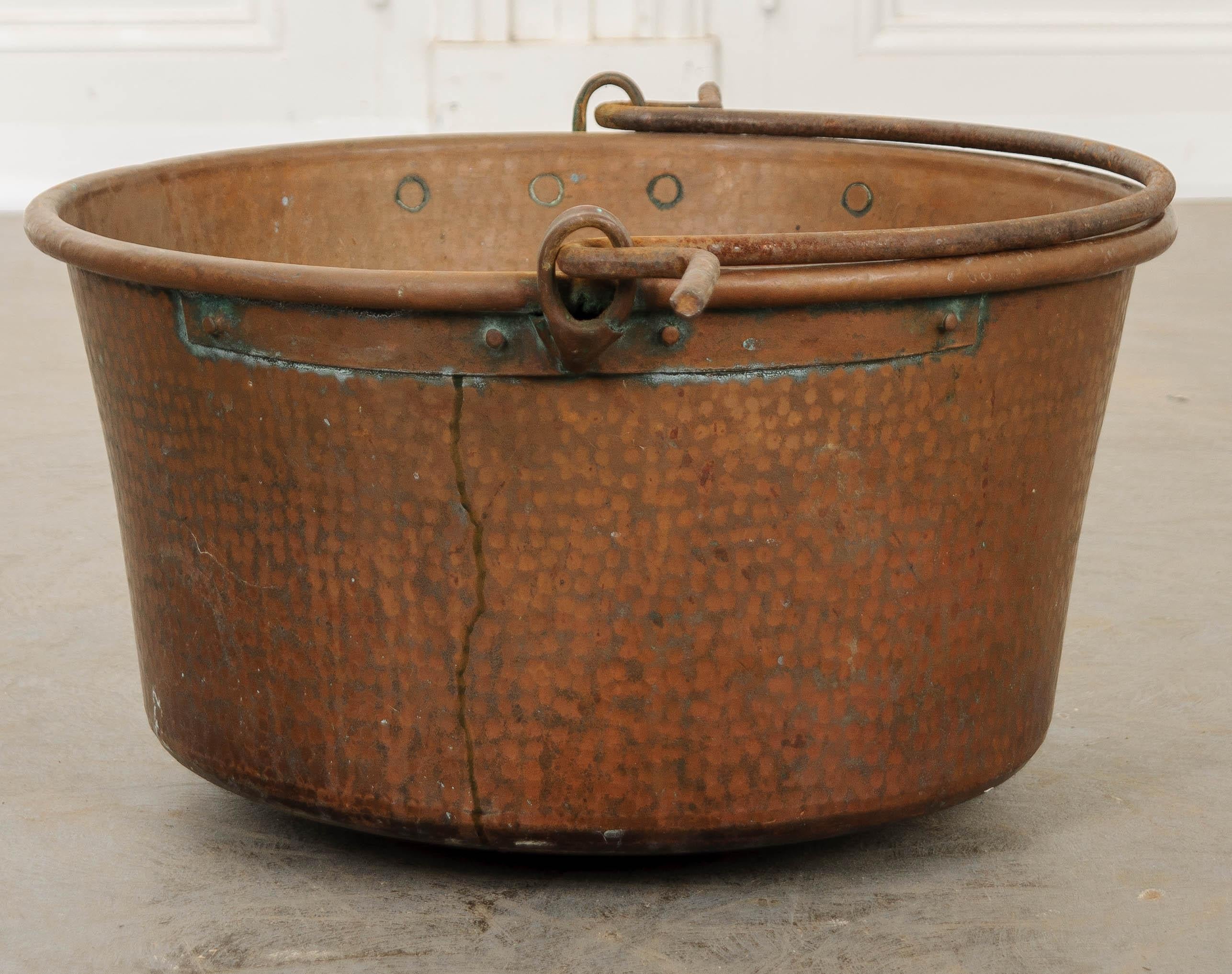 Autre Grand pot en cuivre français avec poignée de suspension en fer en vente