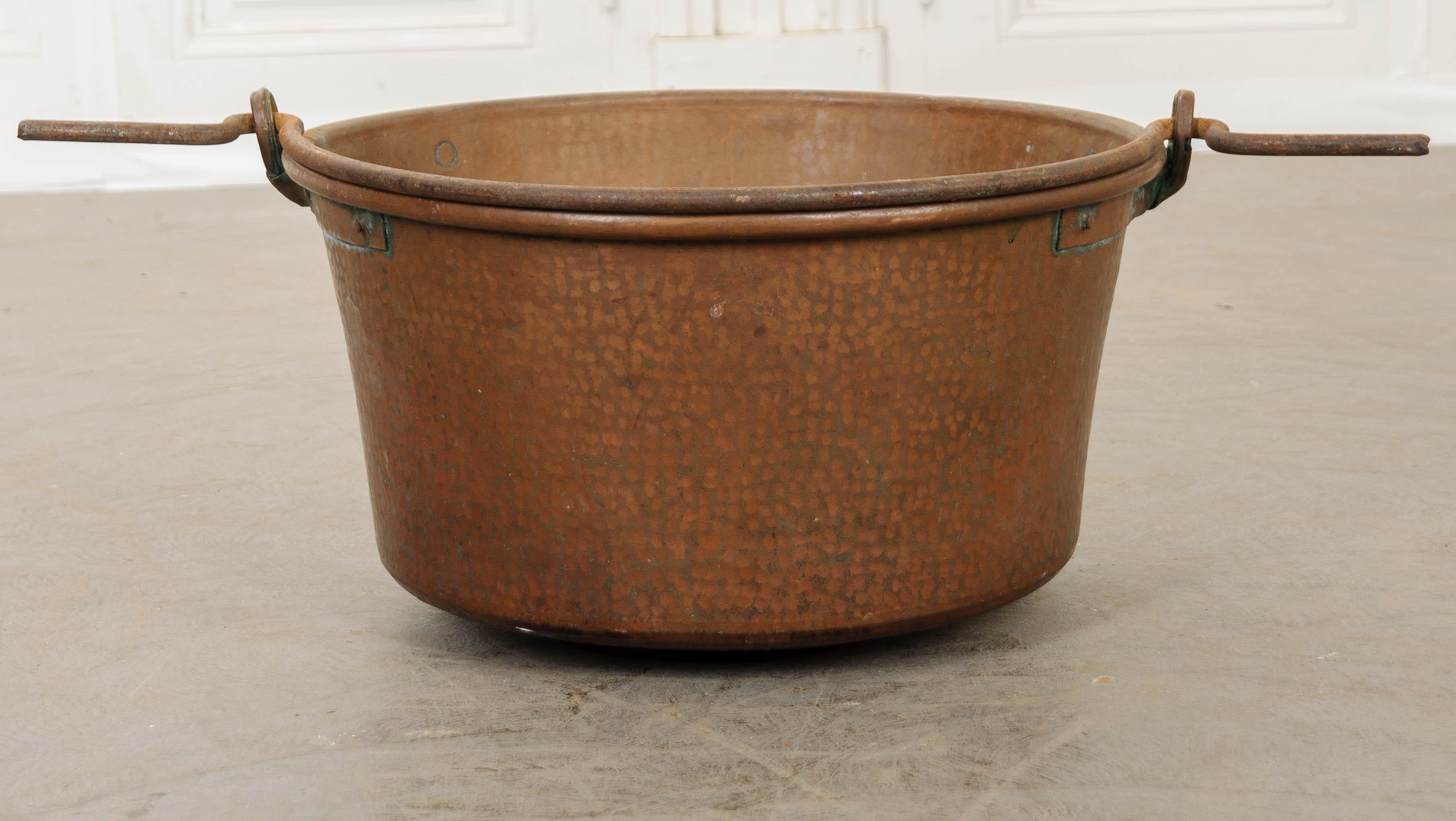 Français Grand pot en cuivre français avec poignée de suspension en fer en vente