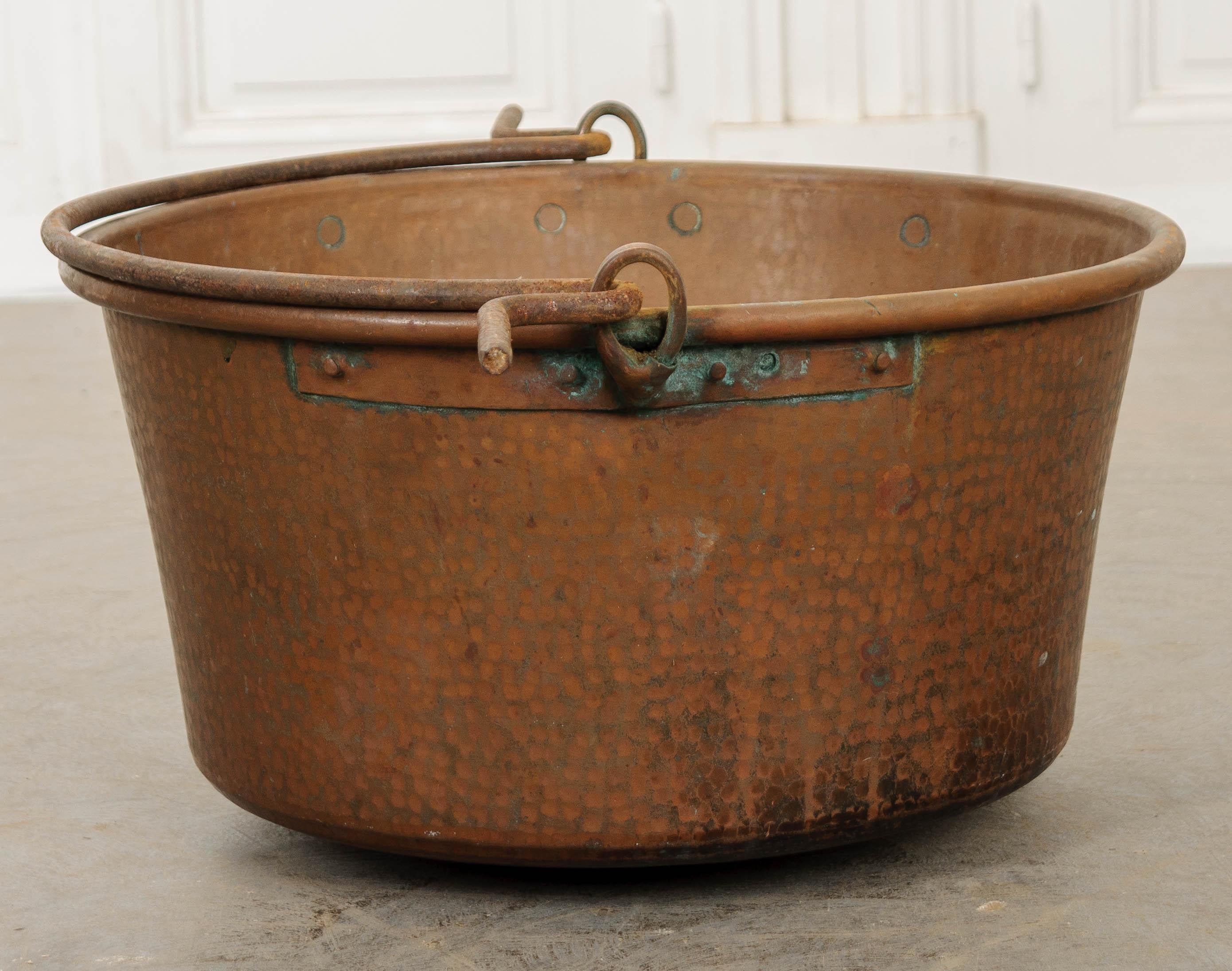 Grand pot en cuivre français avec poignée de suspension en fer Bon état - En vente à Baton Rouge, LA