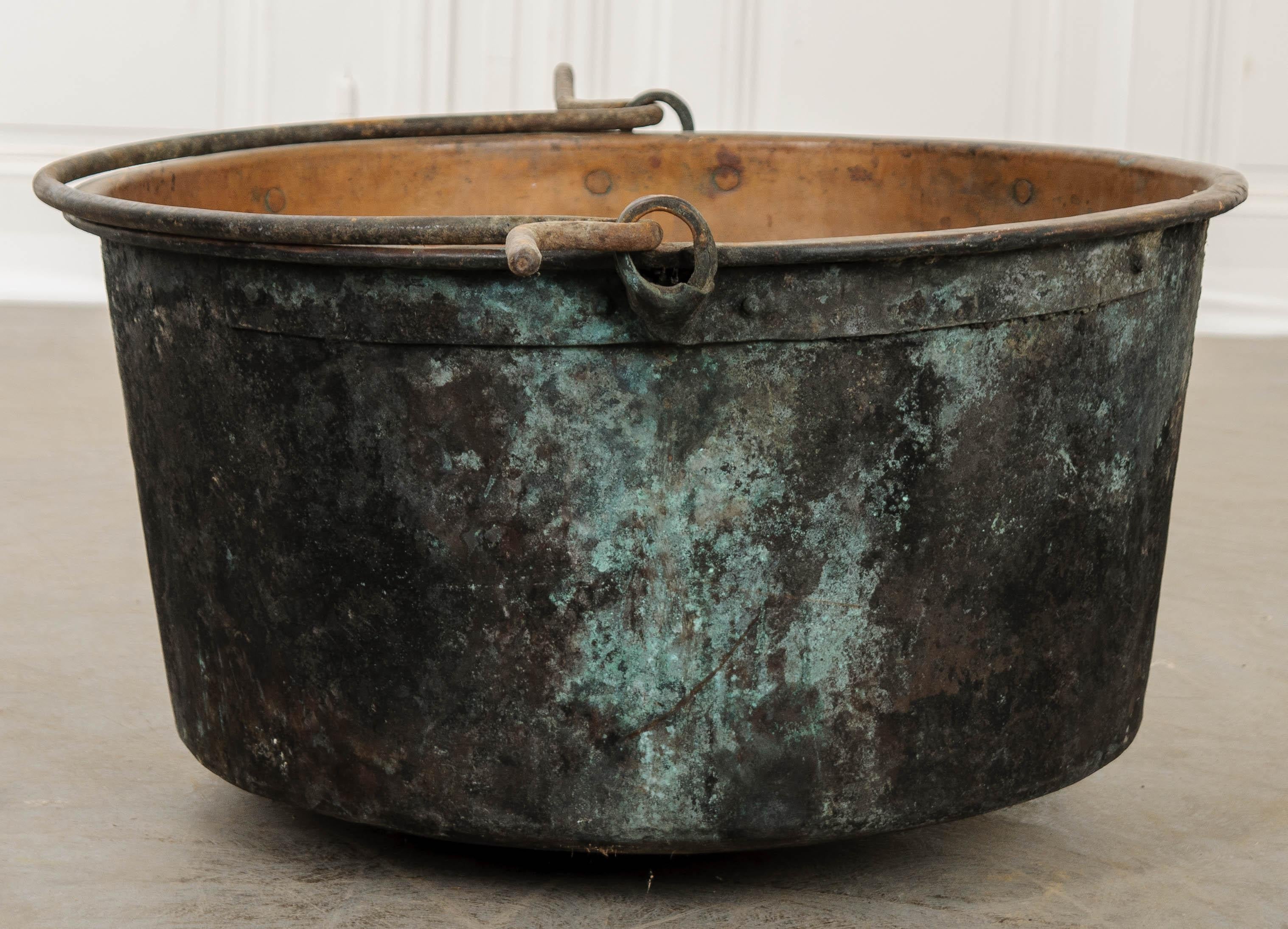 Grand pot en cuivre français avec poignée de suspension en fer Bon état - En vente à Baton Rouge, LA