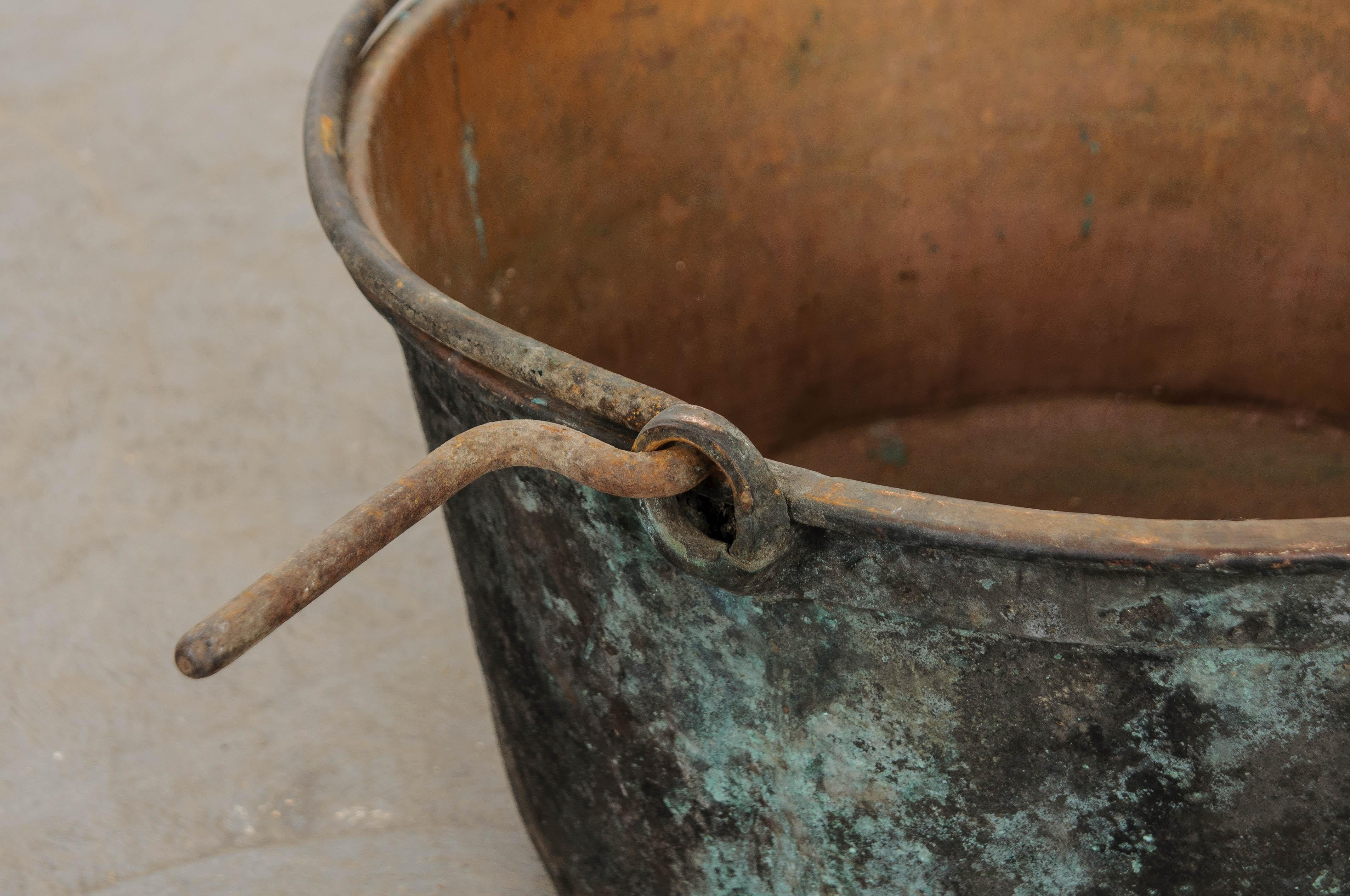 Large French Copper Pot with Iron Hanging Handle In Good Condition For Sale In Baton Rouge, LA