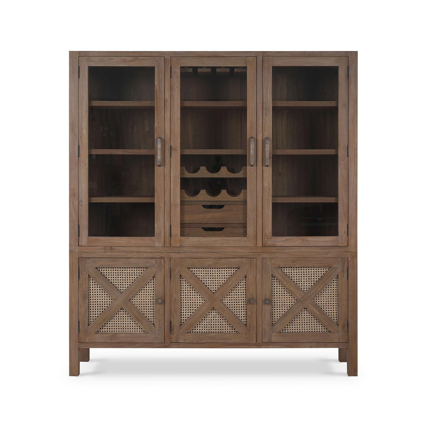 Eine atemberaubende Mischung aus rustikalem Charme und Eleganz. Dieser Schrank ist aus aufgearbeitetem Teakholz in der schönen Teak Straw Wash-Farbe gefertigt und verfügt über natürliche Rattanpaneele an den unteren Türen.  

Der obere Teil der