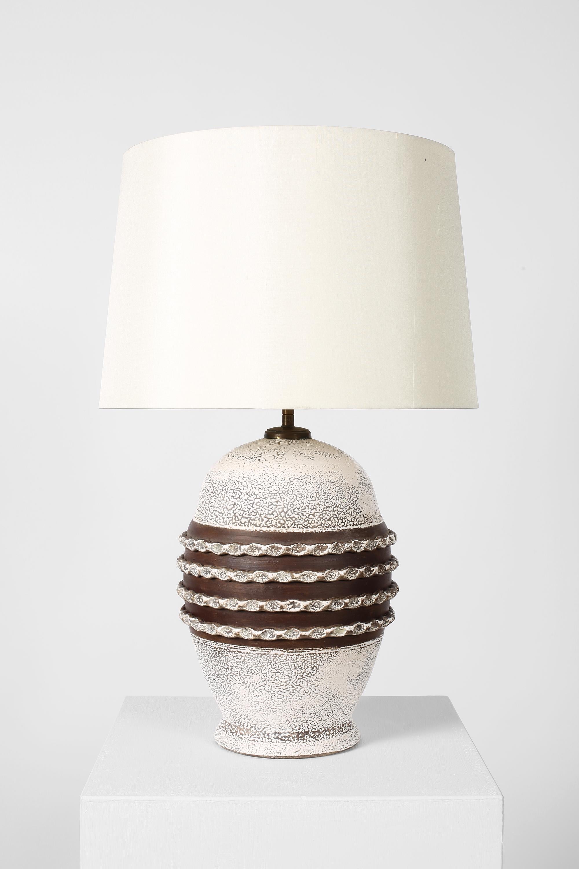 Une grande lampe de table en céramique Art déco avec une glaçure crispé monochrome et des bandes décoratives pincées à la manière de Jean Besnard. Français, c. C. C. 
