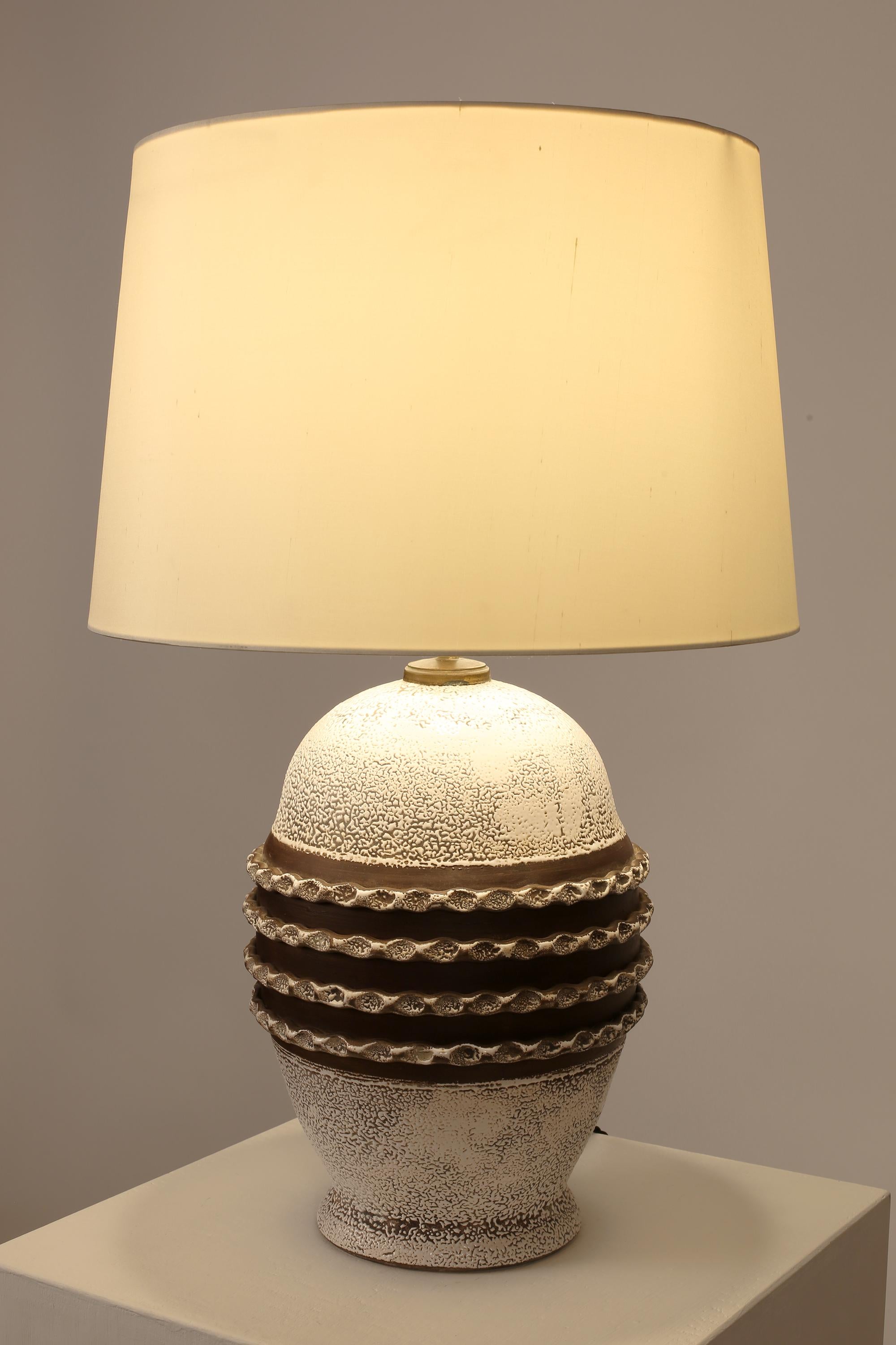 Grande lampe de table Art Déco à l'émail Crispé Bon état - En vente à London, GB