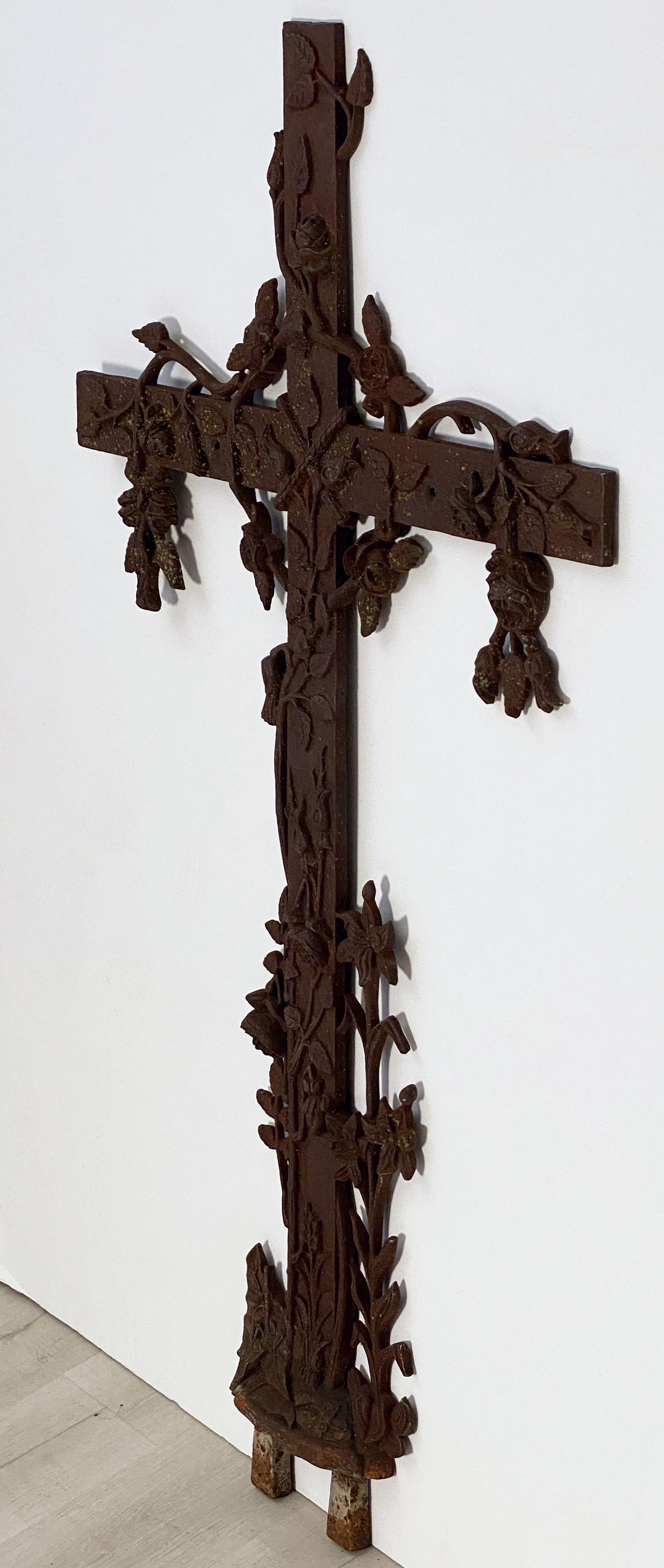 19th Century Large French Cross of Cast Iron with Floral Vine Pattern