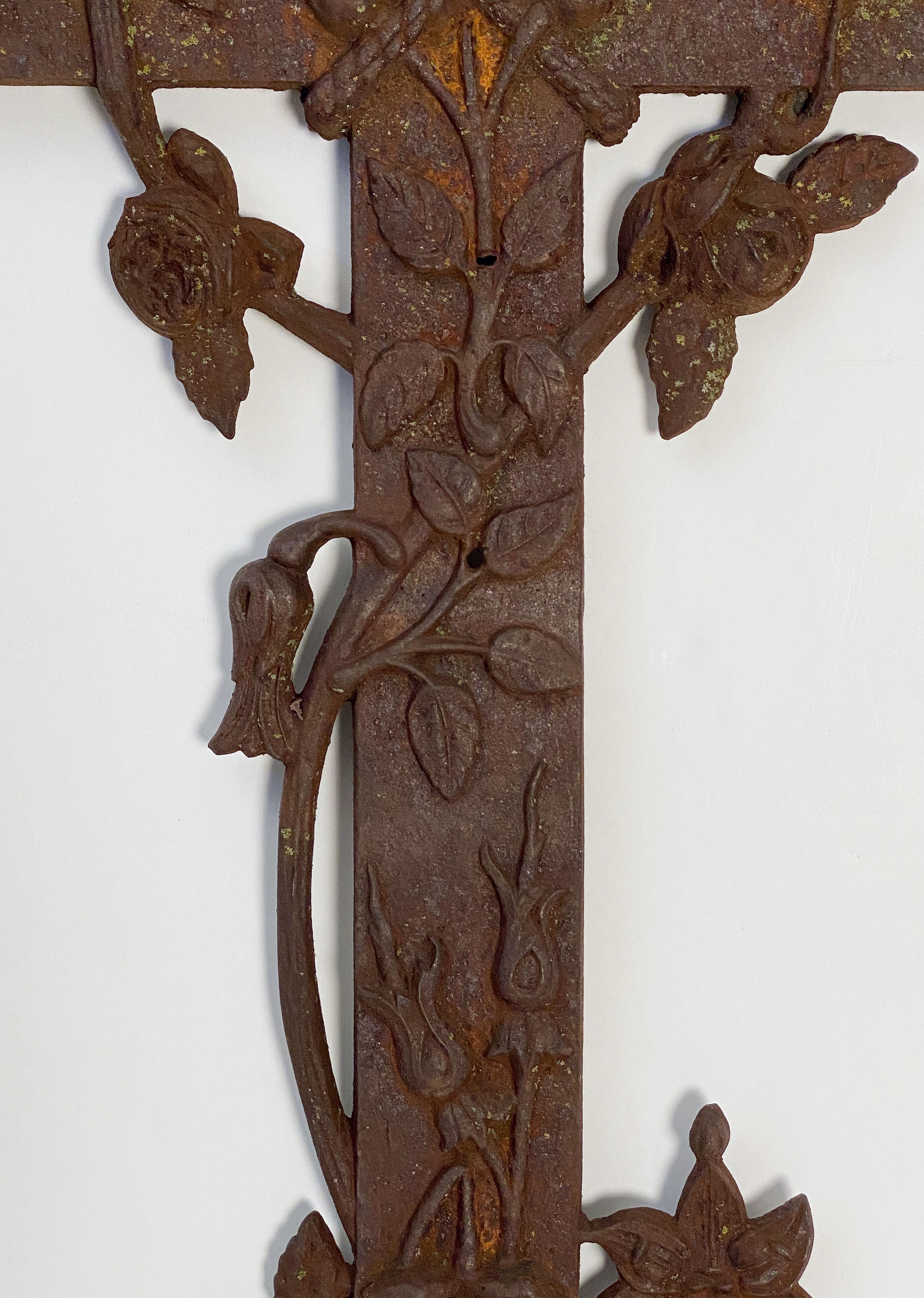 Large French Cross of Cast Iron with Floral Vine Pattern 5