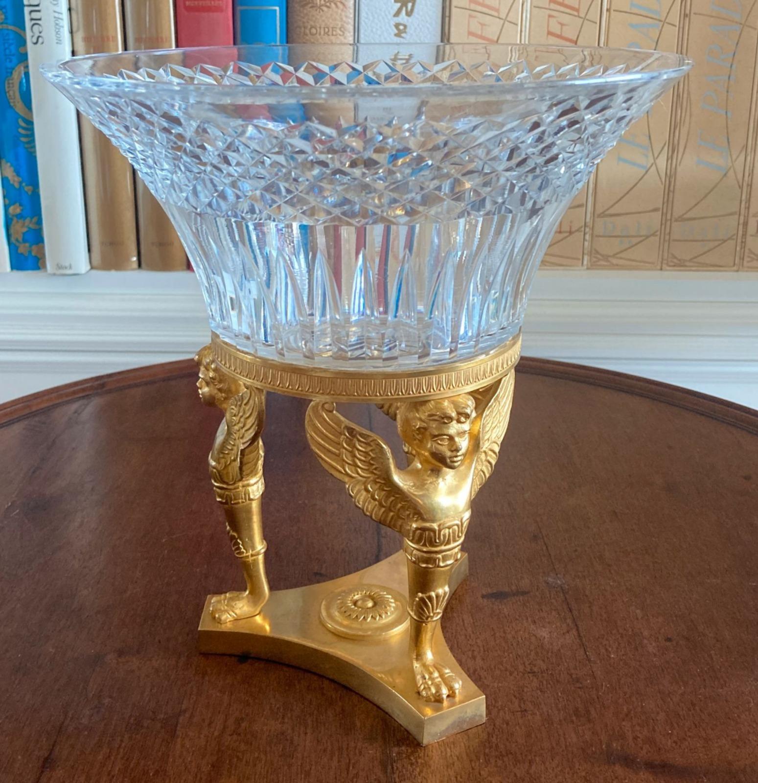 Grand panier en cristal français début 20ème siècle

verre soufflé et taillé reposant sur une monture en bronze doré représentant des chérubins debout sur un pied griffe gainé.
30cm x 25
très bonnes conditions