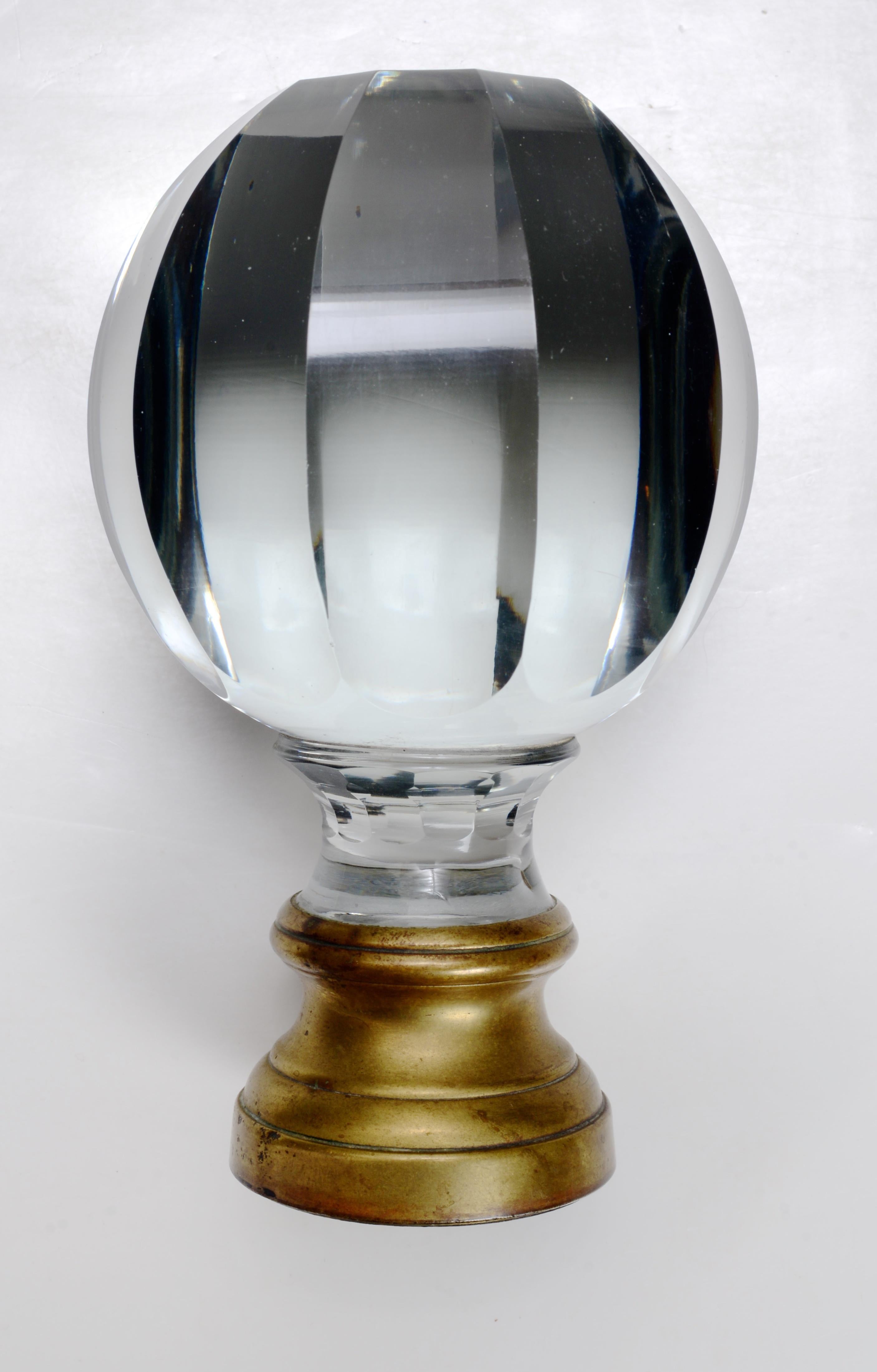 Grand cristal français, Boule d'Escalier Newel Post Finale, fin du 19e s. Avec des côtés lambrissés montés sur une base originale en laiton ou en bronze.
Trent Antiques est un nom respecté dans le domaine des antiquités depuis plus de 30 ans. Il