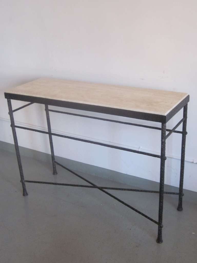 Elégante console / table de canapé artisanale moderne en fer martelé à la main à la manière de Diego Giacometti pour Jean-Michel Franks. La pièce a une sensibilité brutaliste mais raffinée avec ses sabots évasés, son châssis néoclassique en X, ses