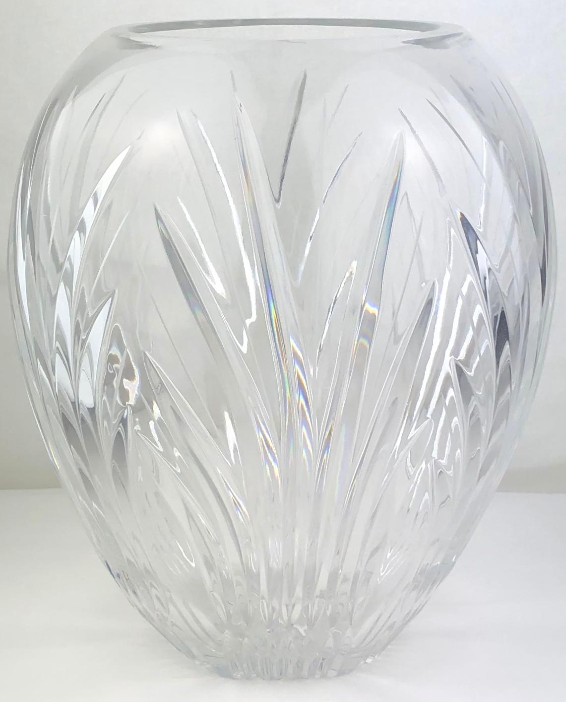 A beautiful clear cut crystal flower vase made of very good quality. 
Contemporary French piece from the early 20th century in perfect condition.
In the manner of Baccarat. 

Makes a great centerpiece for floral bouquets. 
Wonderful gift for oneself