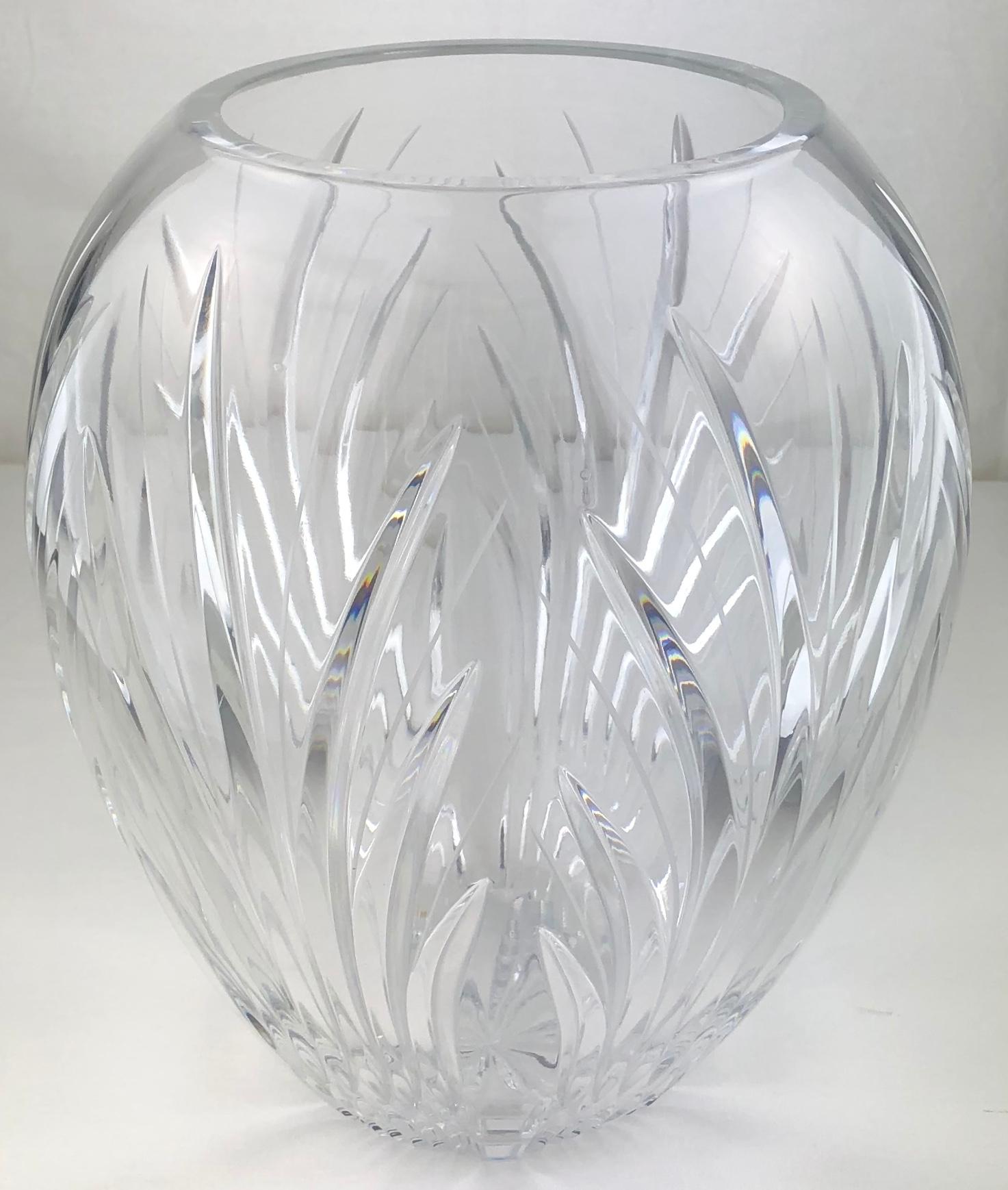 Vase à fleurs de style Baccarat en cristal taillé à la main Bon état - En vente à Miami, FL