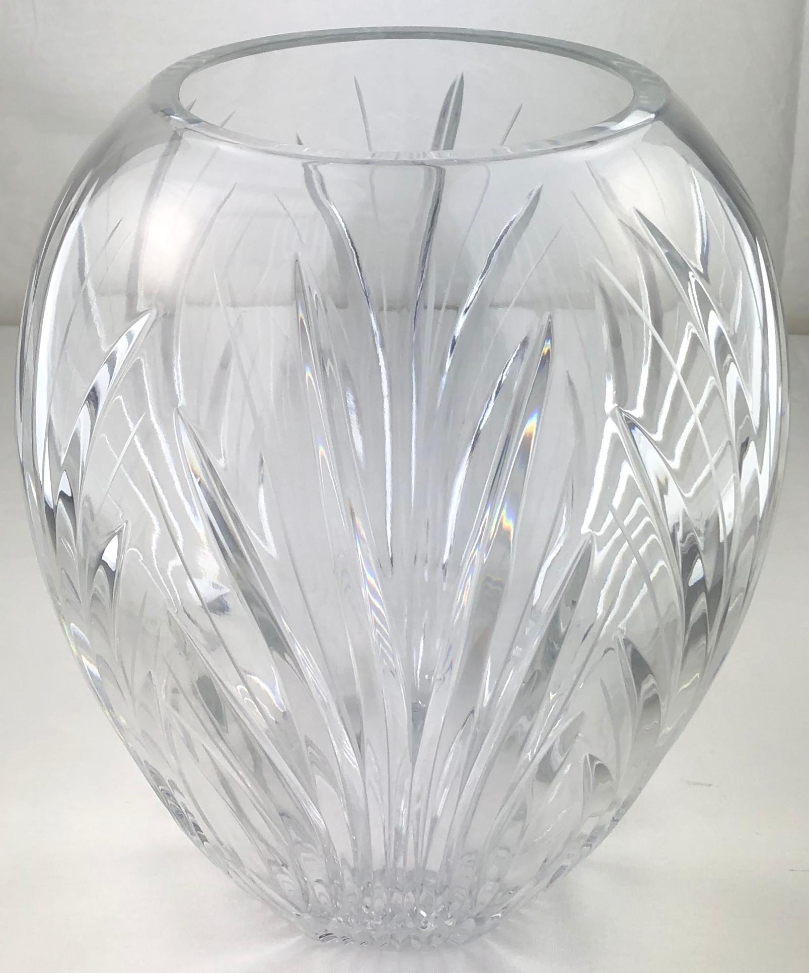 20ième siècle Vase à fleurs de style Baccarat en cristal taillé à la main en vente