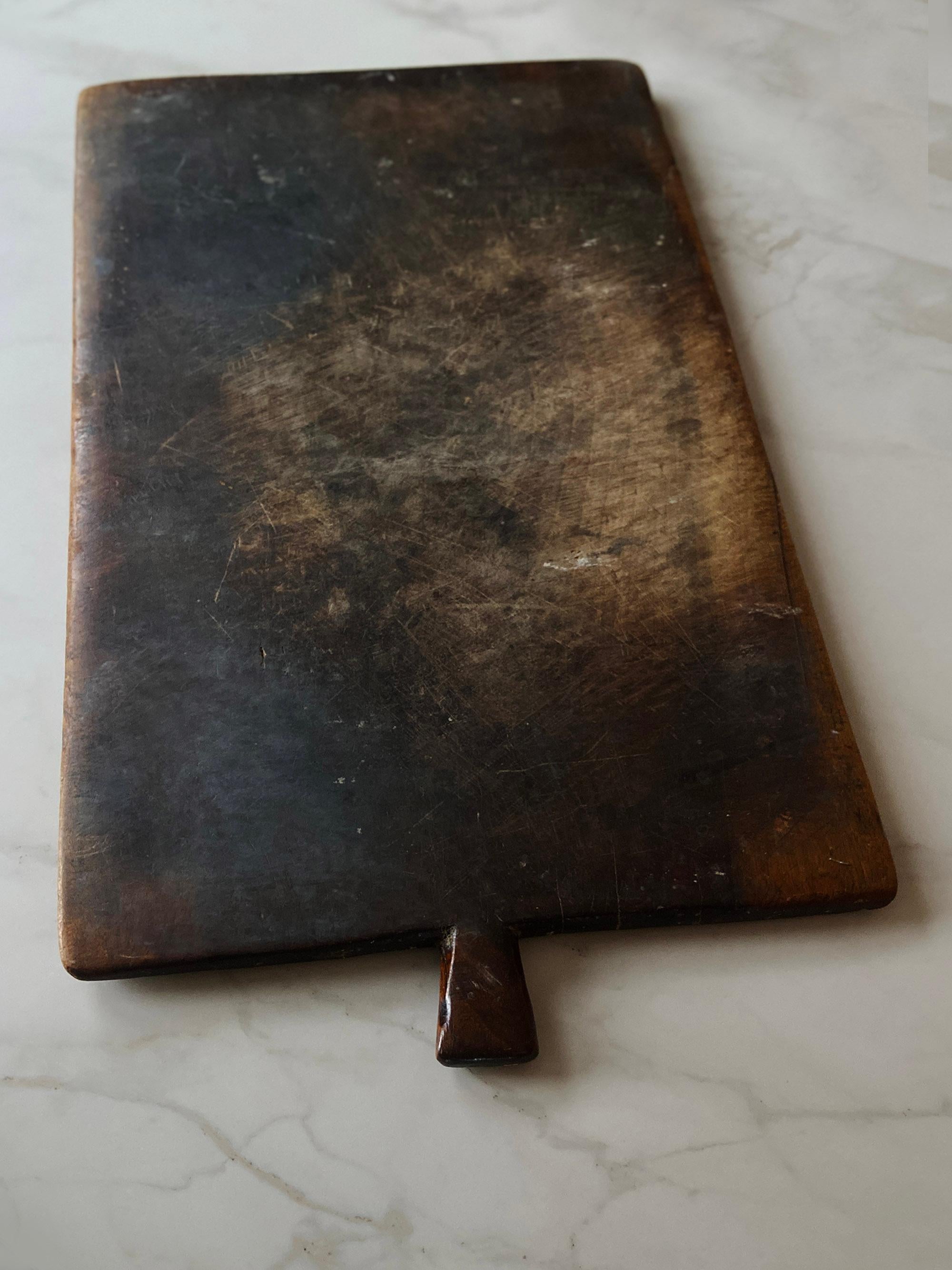 Large French Dark Wooden Serving Board, Cutting Board In Good Condition In Rümmingen, BW