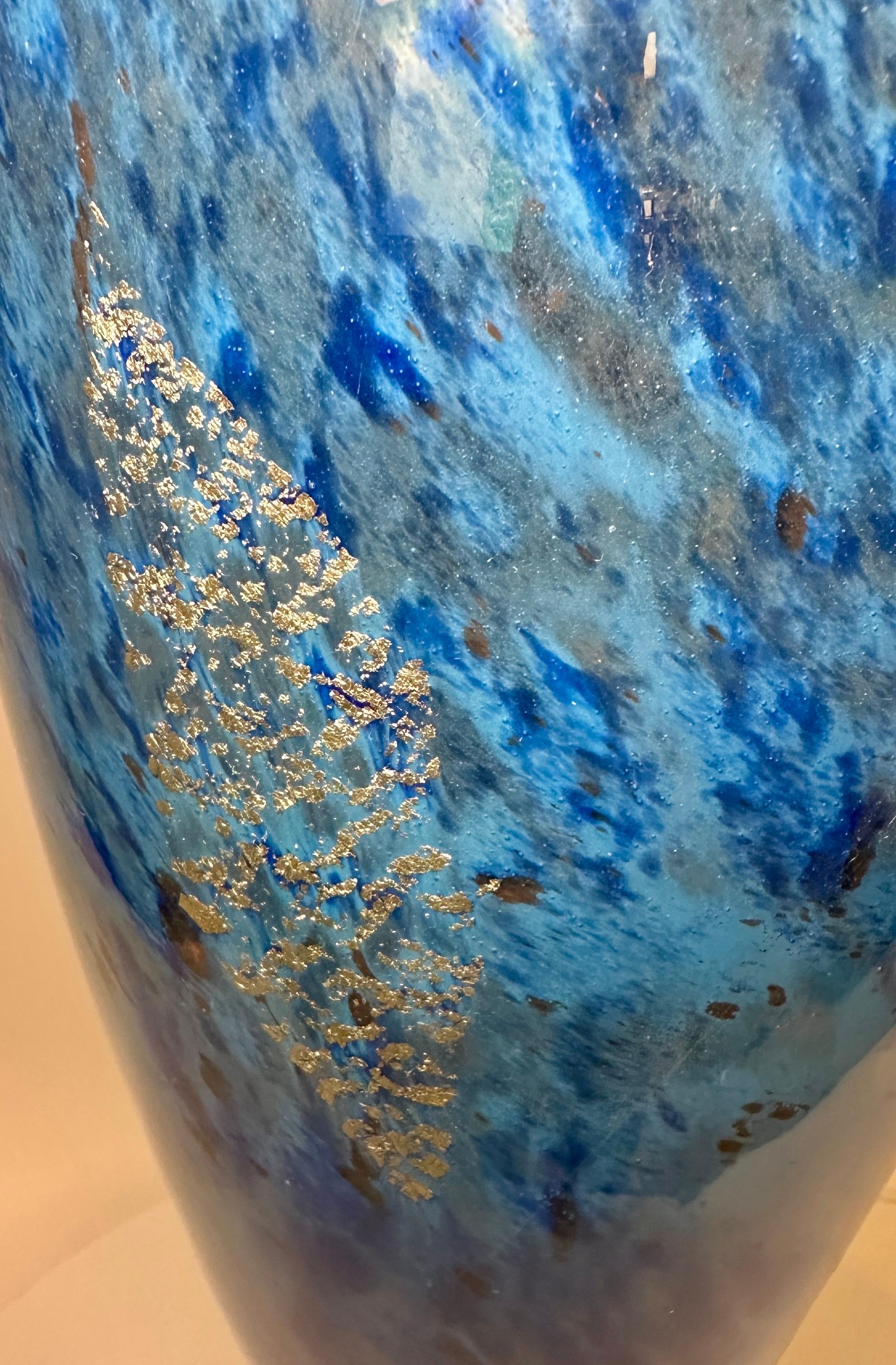 Große, innen dekorierte Vase von Daum, um 1900. 

Eine ähnliche Vase ist abgebildet in: Daum, von Clotilde Bacri, Noel Daum und Clause Petry, Paris: Michel Aveline Editeur, 1992 S. 181.