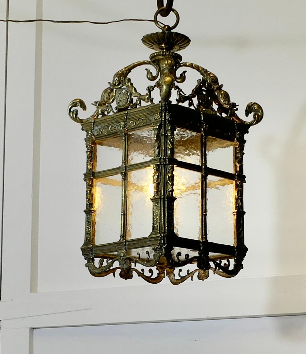Gran lámpara de techo gótica decorada en estilo francés para Hall

Se trata de un farol de recibidor grande y muy pesado, con un diseño gótico clásico y elaborado, decorado con animales, cariátides y personajes simbólicos.
La Lámpara se enciende con