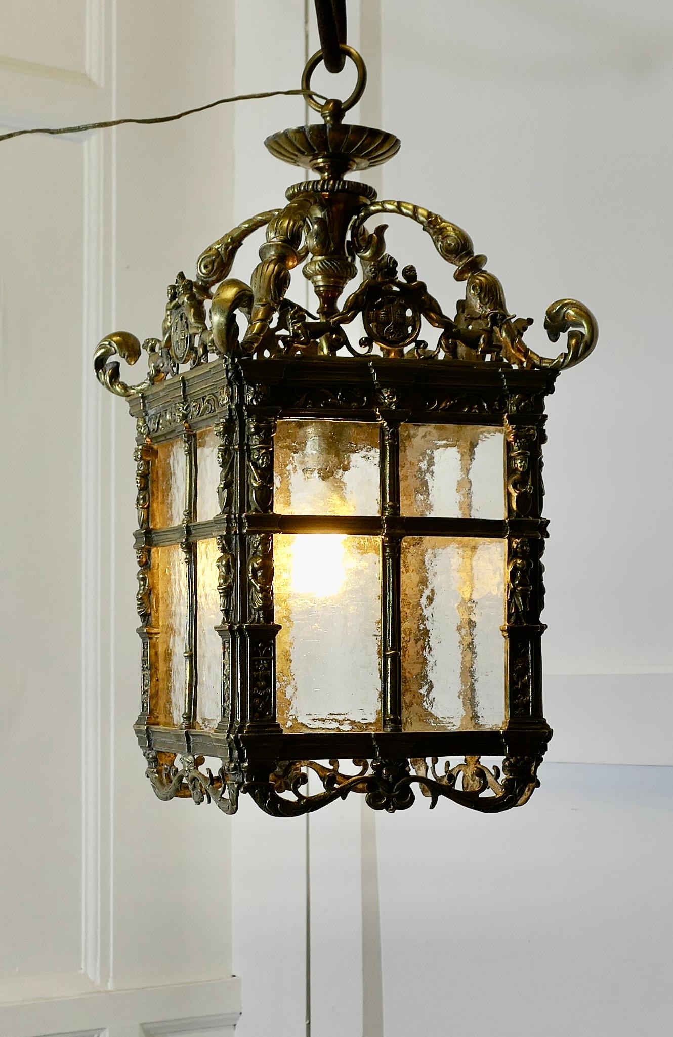 Gran lámpara de techo gótica decorada en estilo francés para Hall en Bueno estado para la venta en Godshill, Isle of Wight
