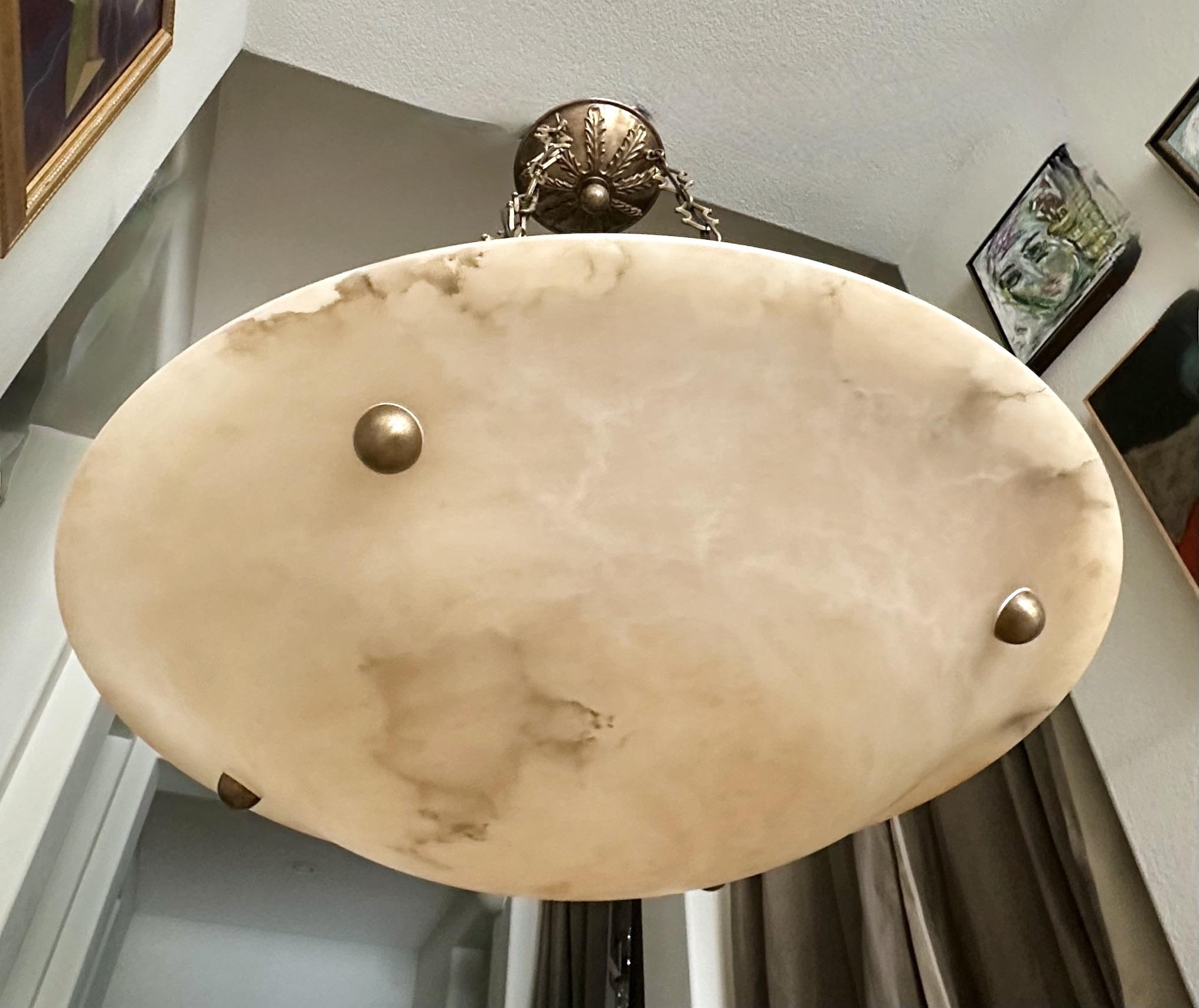 Europeo Grande lampadario a sospensione in alabastro in stile Directoire francese