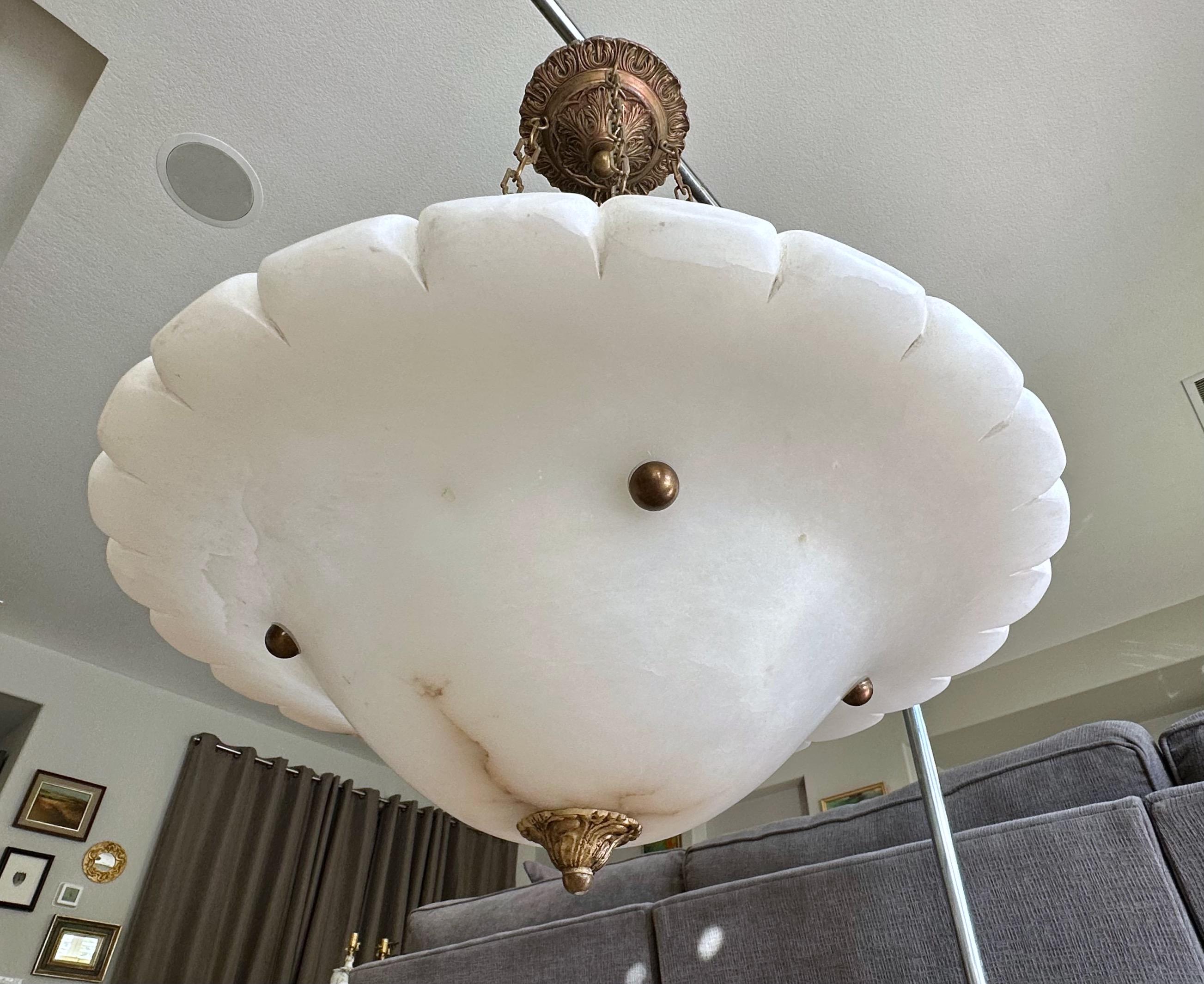 Europeo Grande lampadario a sospensione in alabastro in stile Directoire francese in vendita