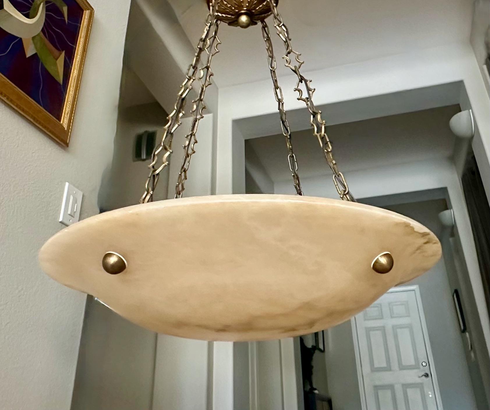 Metà XX secolo Grande lampadario a sospensione in alabastro in stile Directoire francese