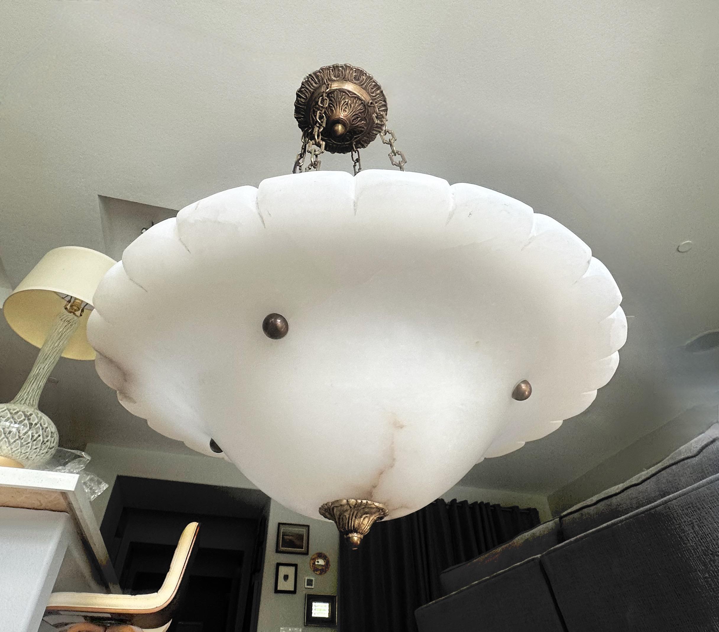 Ottone Grande lampadario a sospensione in alabastro in stile Directoire francese in vendita